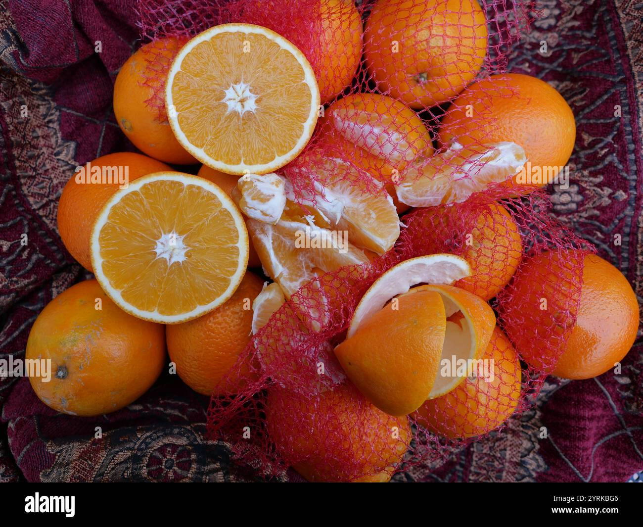 Oranges, fraîches et juteuses avec des textures dans la chair. Sain, riche en vitamines. Le filet rouge est un moyen de connexion Banque D'Images