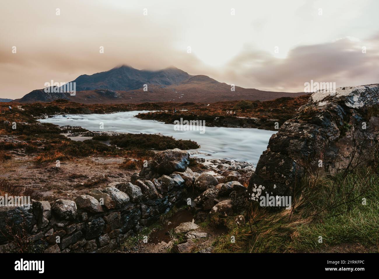 Une belle rivière et montagne dans l'île de Skye Banque D'Images