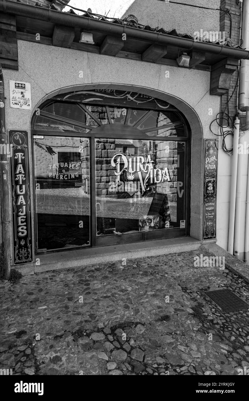 Ségovie, Espagne - 18 février 2022: Architecture espagnole traditionnelle dans la vieille ville de Ségovie, Castille et Léon, Espagne. Banque D'Images