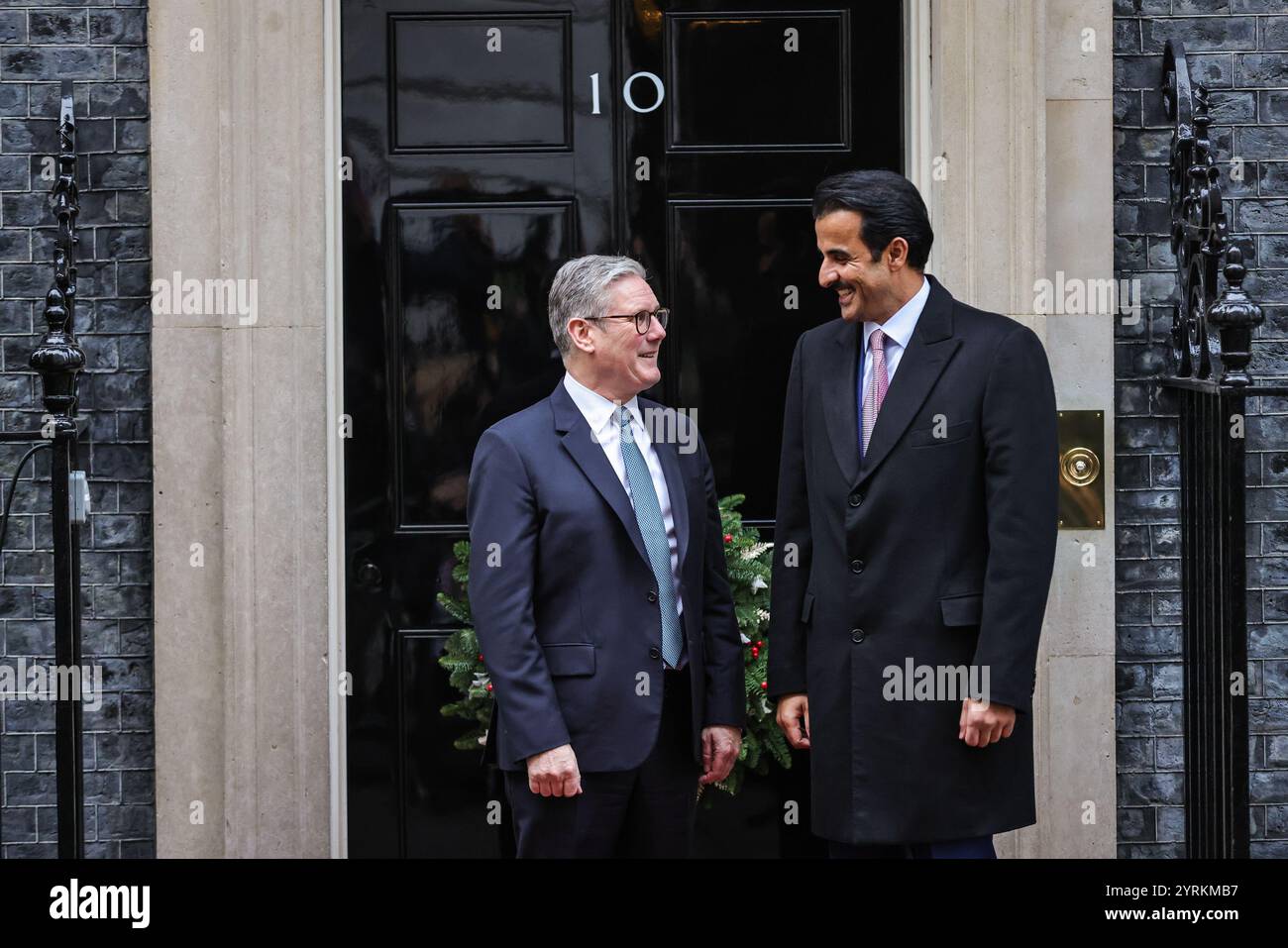 Londres, Royaume-Uni. 04th Dec, 2024. Sir Keir Starmer, premier Ministre du Royaume-Uni, accueille le cheikh Tamim bin Hamad Al Thani, émir du Qatar, à Downing Street à Londres. L'émir effectue une visite d'État de trois jours au Royaume-Uni cette semaine. Crédit : Imageplotter/Alamy Live News Banque D'Images