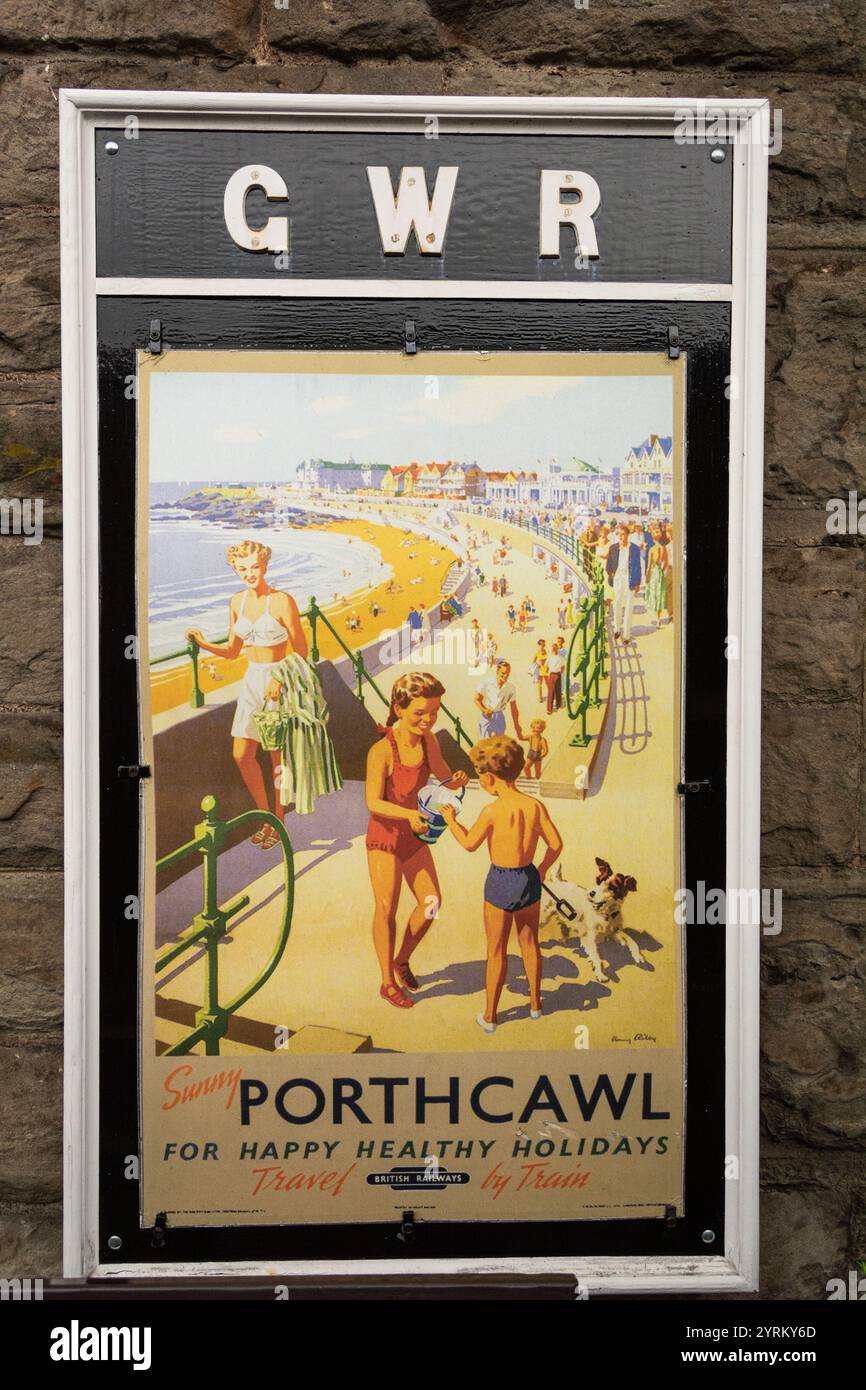 Severn Valley Railway, Bridgnorth, Shropshire, 16-06-2019. Vintage Great Western Railway (GWR) affiche de voyage publicitaire 'Porthcawl'. Banque D'Images