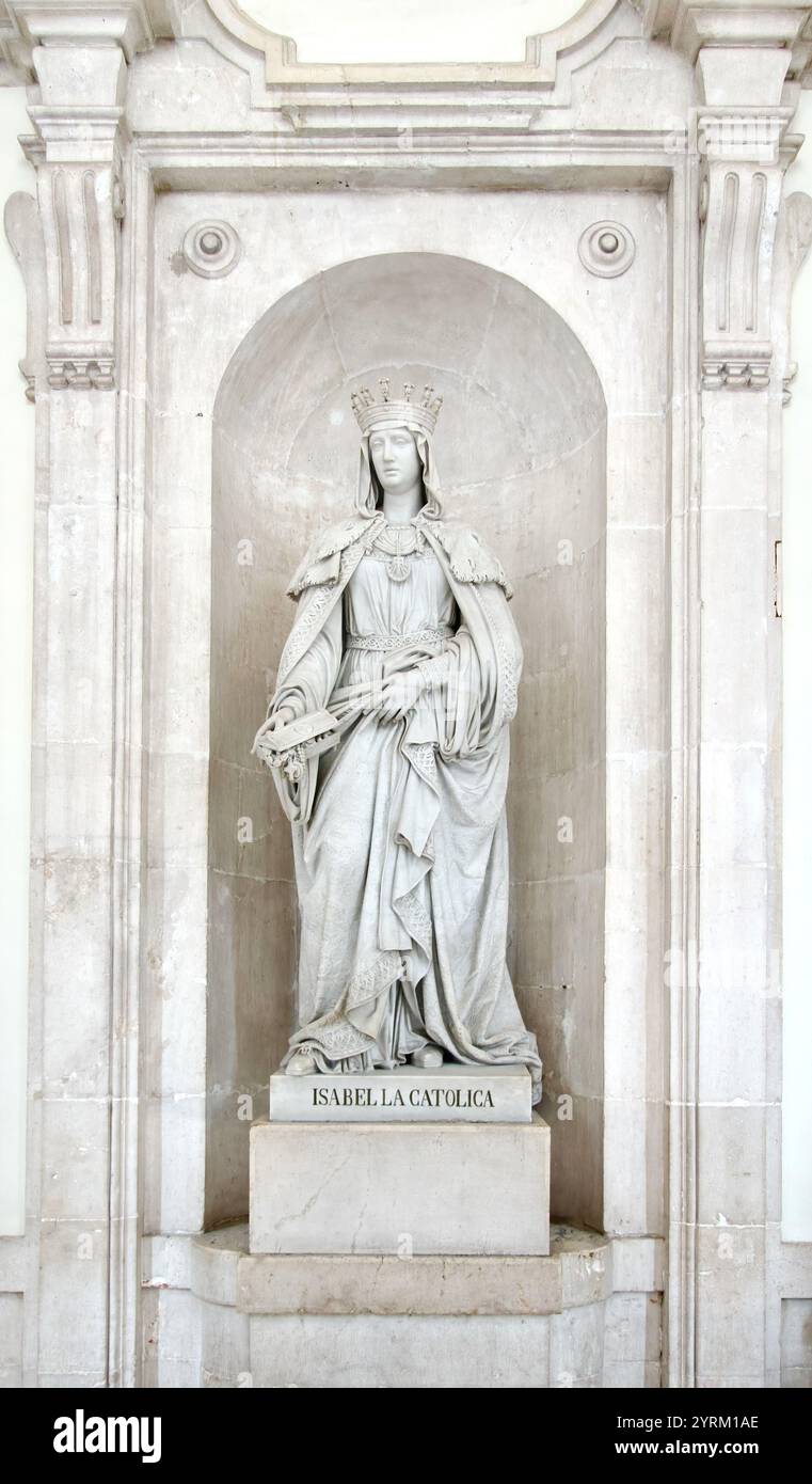 Statue en pierre d'Isabel la Catolica des rois catholiques d'Espagne dans une alcôve dans un couloir Palais Royal de Madrid Espagne Europe Banque D'Images