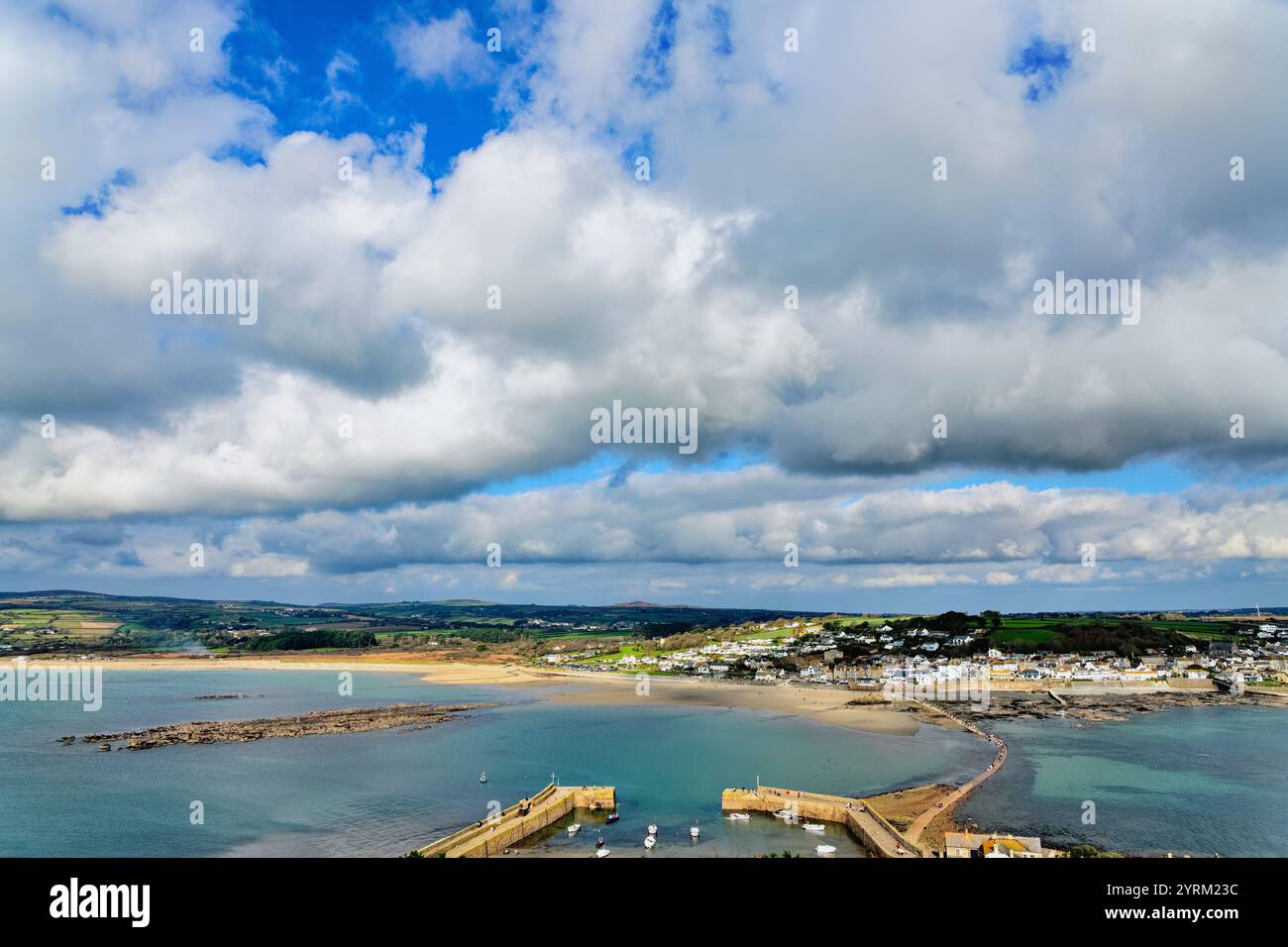 Le village de Cornouailles de Marazion vu de la mer sur un jour d'automne ensoleillé Cornwall Angleterre Royaume-Uni Banque D'Images