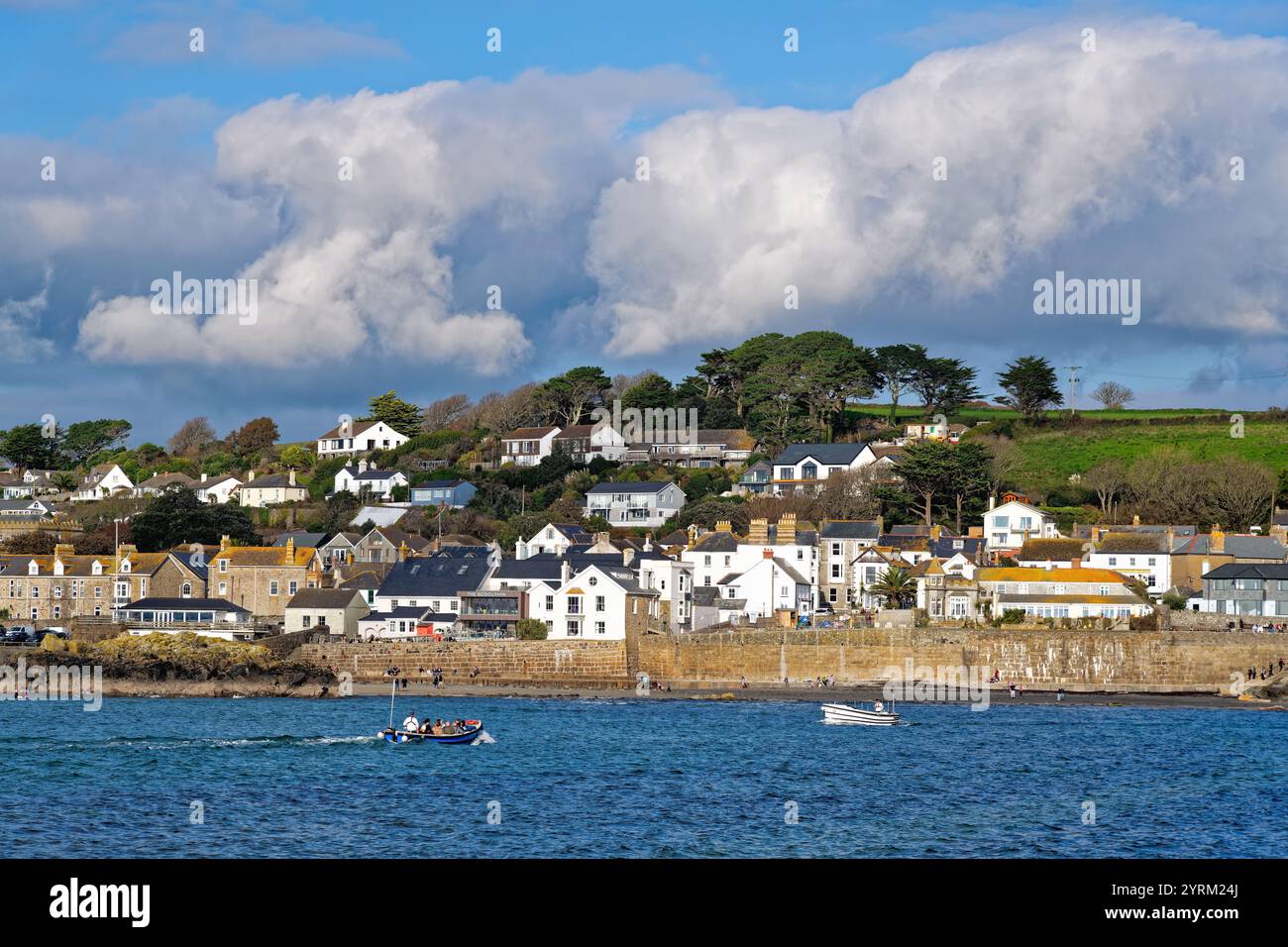 Le village de Cornouailles de Marazion vu de la mer sur un jour d'automne ensoleillé Cornwall Angleterre Royaume-Uni Banque D'Images