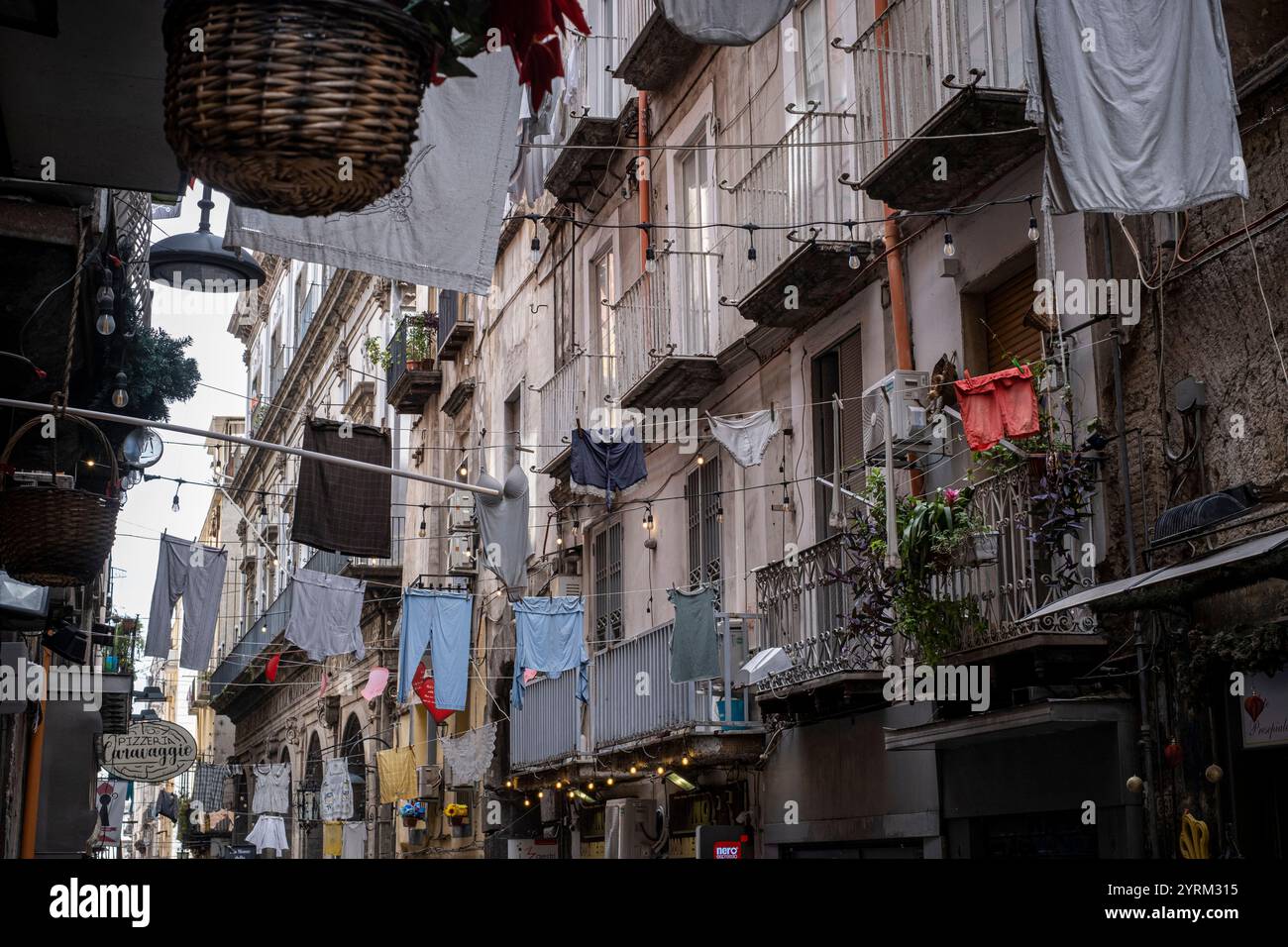Linge traînant à sécher, scène de rue, Naples, Italie Banque D'Images