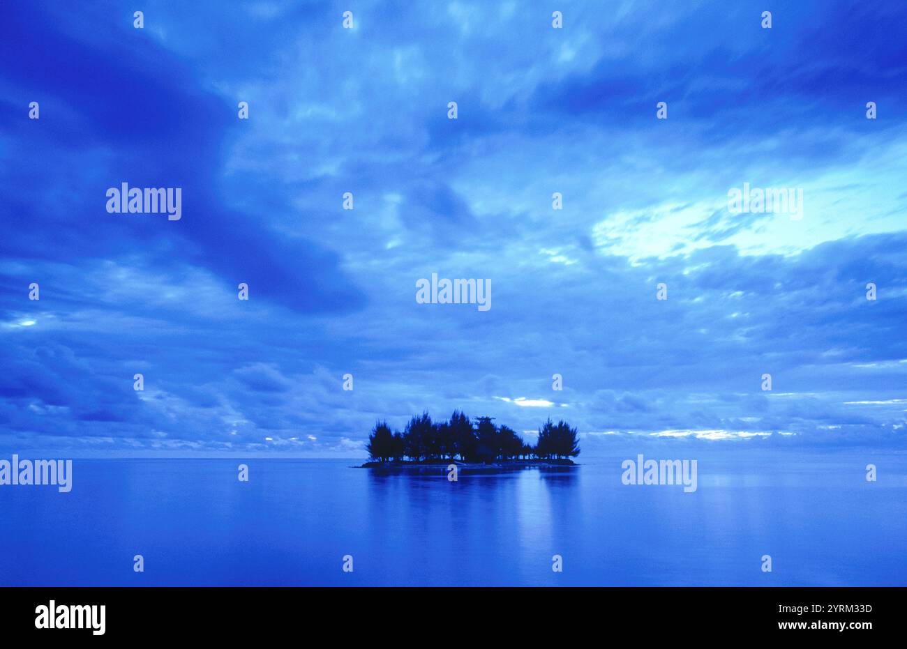 Petit motu (île) au crépuscule. Moorea occidental. Polynésie française Banque D'Images