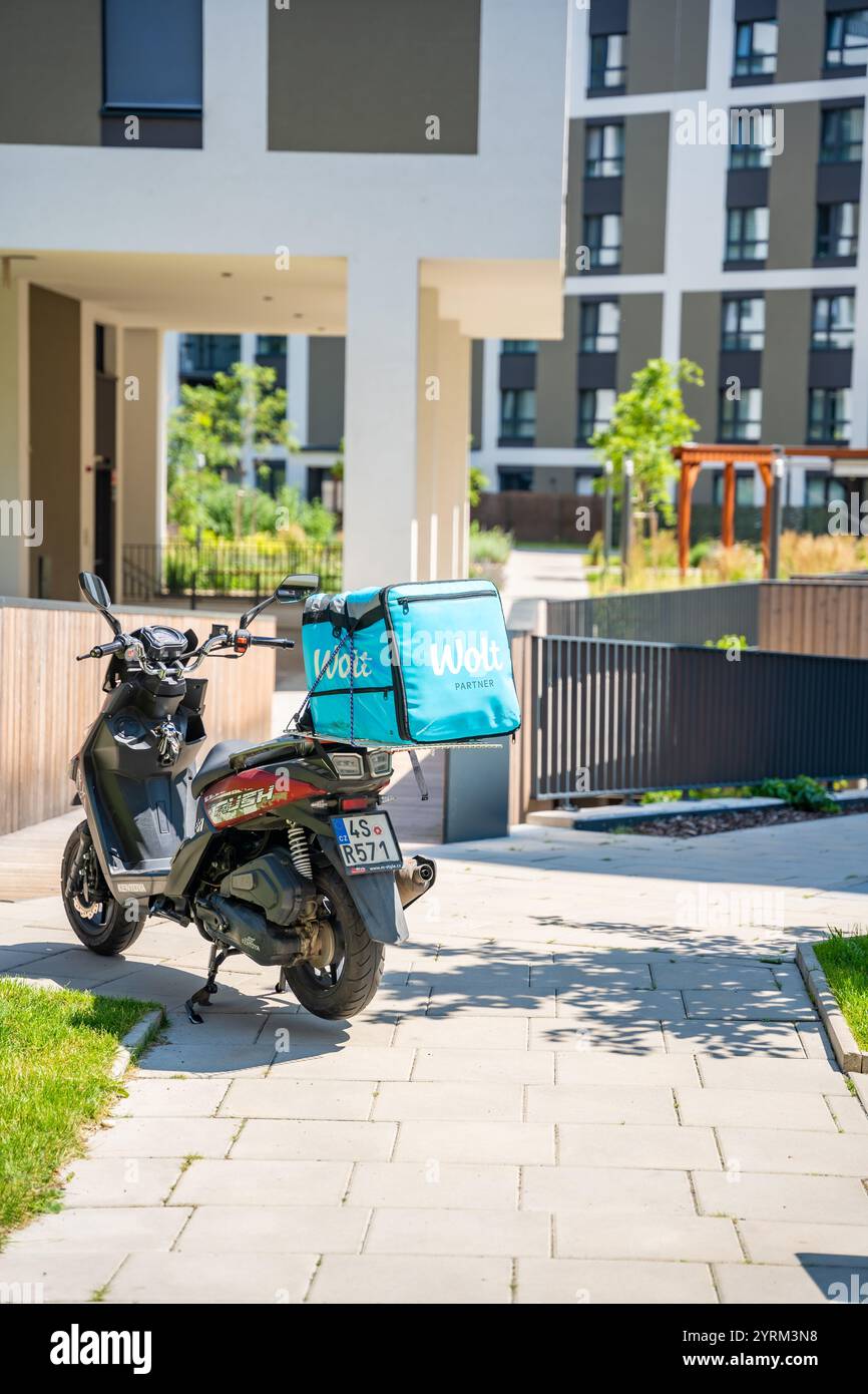 Prague, république tchèque - 2 mai 2024 : transporteur Wolt avec scooter dans le quartier résidentiel de Prague. Wolt est une application pour découvrir et obtenir de la nourriture Banque D'Images