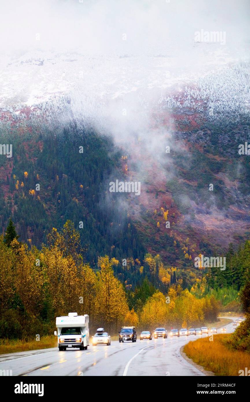 Trafic routier transcanadien en automne. Parc national des glaciers. Rogers Pass, Colombie-Britannique, Canada Banque D'Images