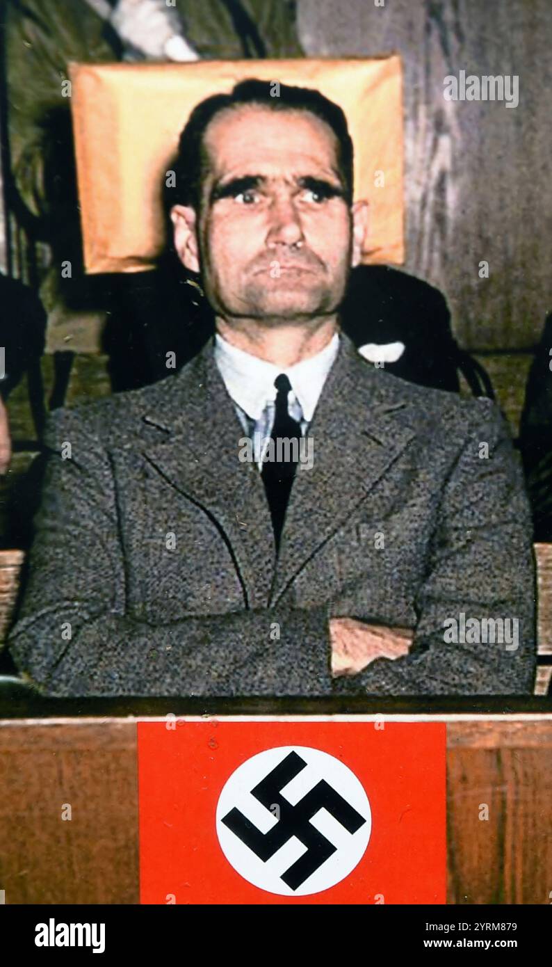 Rudolf Walter Richard Hess (1894 ? 1987) membre dirigeant du parti nazi en Allemagne nazie. Nommé adjoint F?hrer d'Adolf Hitler en 1933, Hess occupe ce poste jusqu'en 1941, date à laquelle il s'envole seul en Écosse pour tenter de négocier la paix avec le Royaume-Uni pendant la seconde Guerre mondiale. Il est fait prisonnier et finalement reconnu coupable de crimes contre la paix, purgeant une peine à perpétuité jusqu'à son suicide en 1987. Banque D'Images