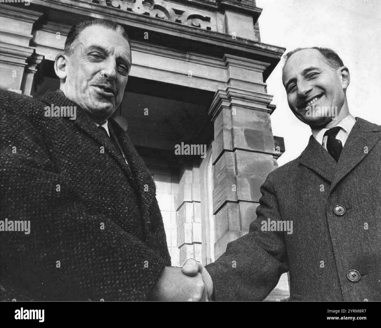 Rencontre entre le premier ministre irlandais (taoiseach) de l'époque, Sean Lemass, et le premier ministre d'Irlande du Nord, Terence O'Neill. La rencontre avec a eu lieu en secret en janvier 1965 et c'était la première fois qu'un taoiseach était invité à participer à des entretiens officiels avec le premier ministre du Nord. Banque D'Images