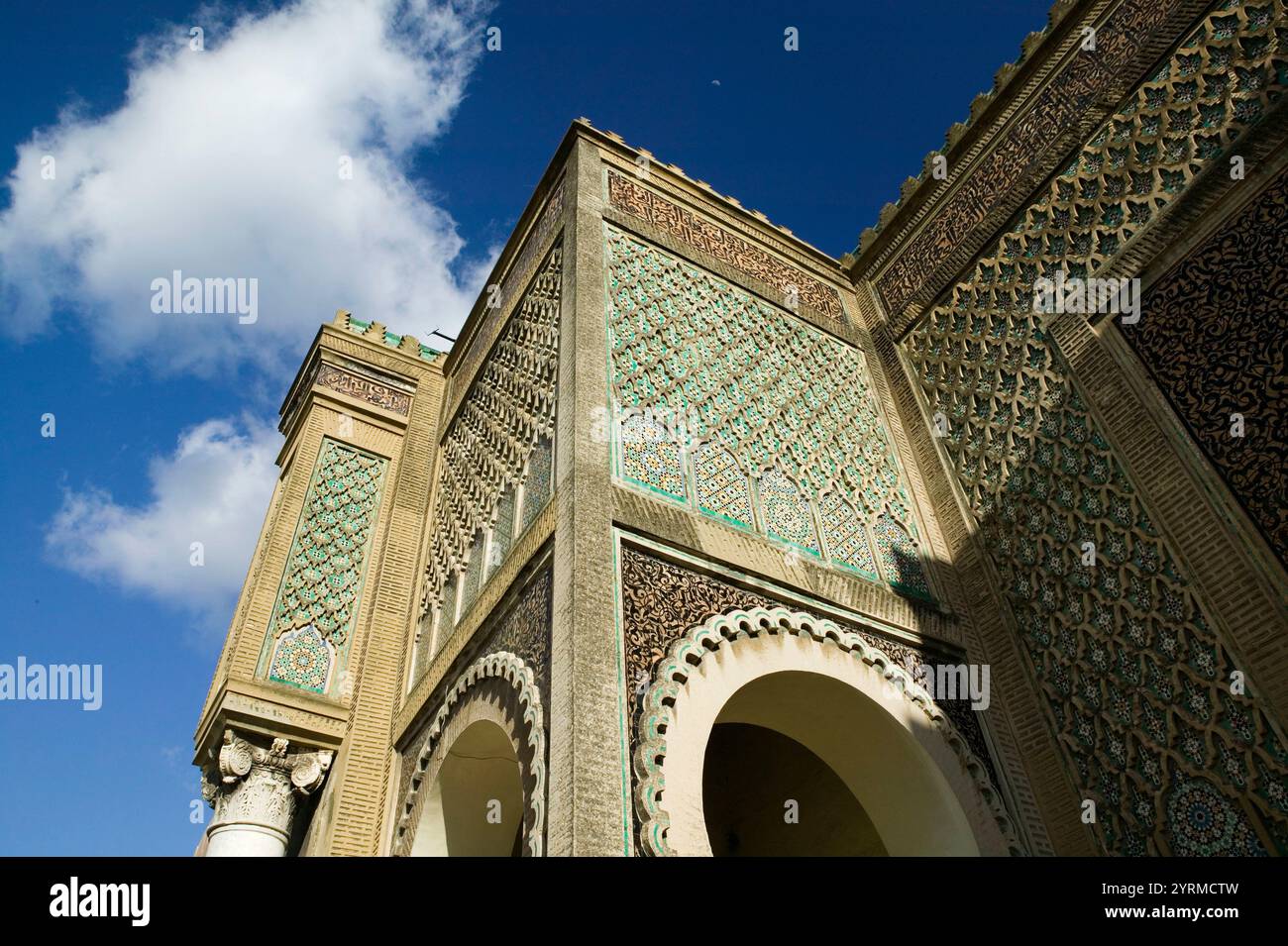 Maroc-Meknès : Bab el-Mansour - ancienne porte de la ville impériale construite en 1732 par Moulay Abdallah Banque D'Images