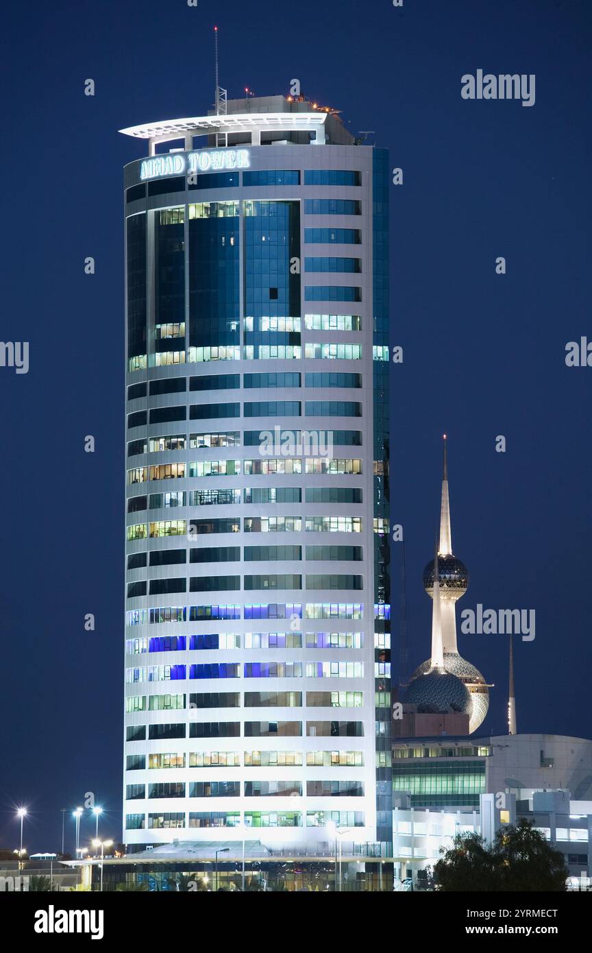 KOWEÏT-Koweït City : Ahmad Tower Skyscraper et Kuwait Towers / soirée Banque D'Images