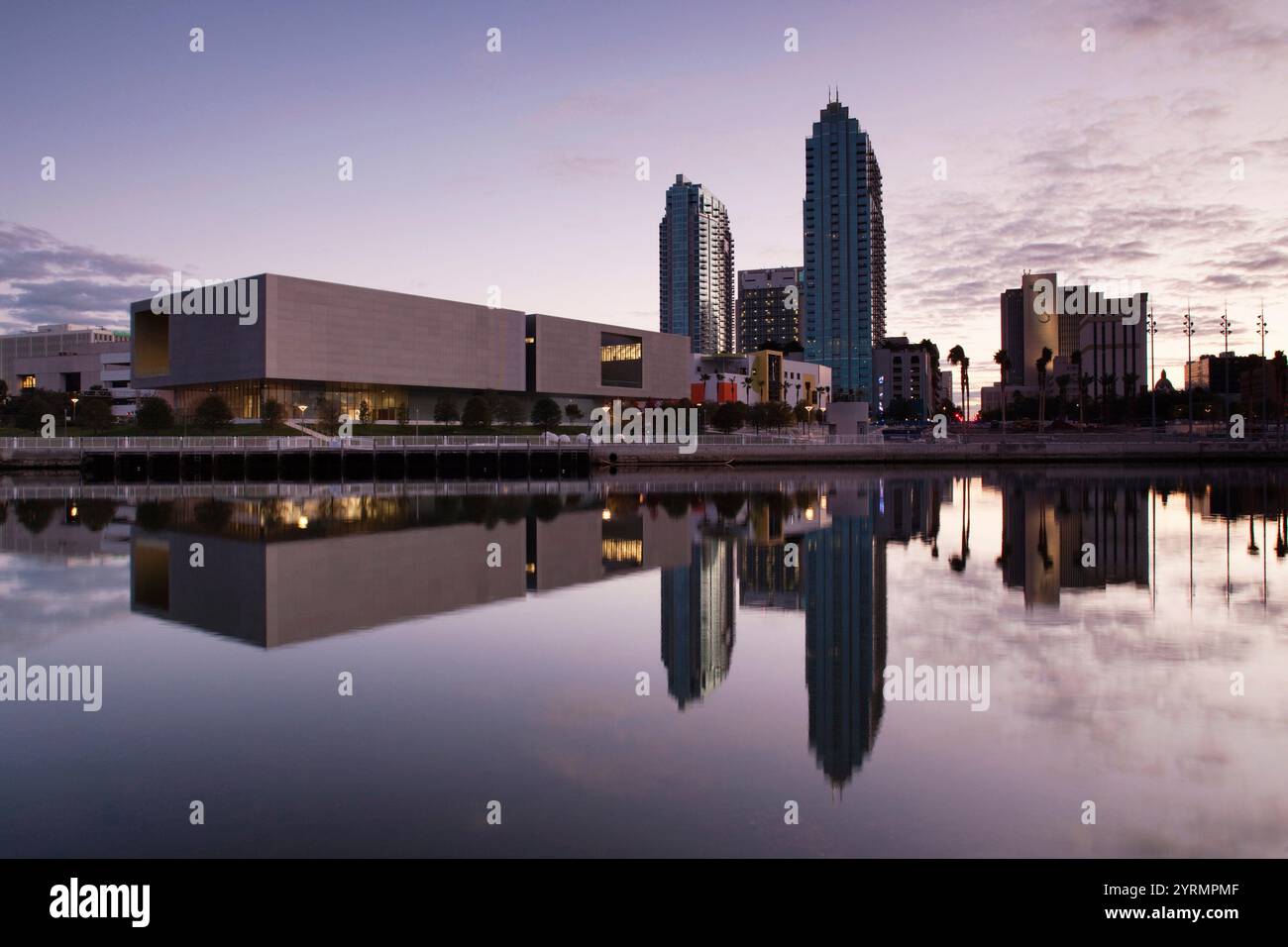 USA, Florida, Tampa, Tampa Museum of Art et les immeubles de grande hauteur, Dawn Banque D'Images