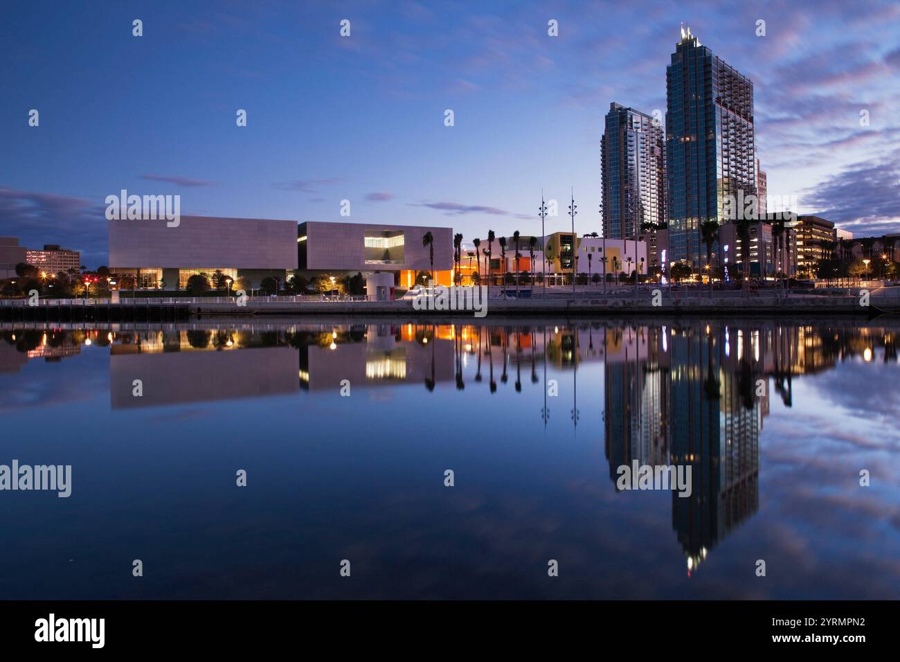 USA, Florida, Tampa, Tampa Museum of Art et les immeubles de grande hauteur, Dawn Banque D'Images