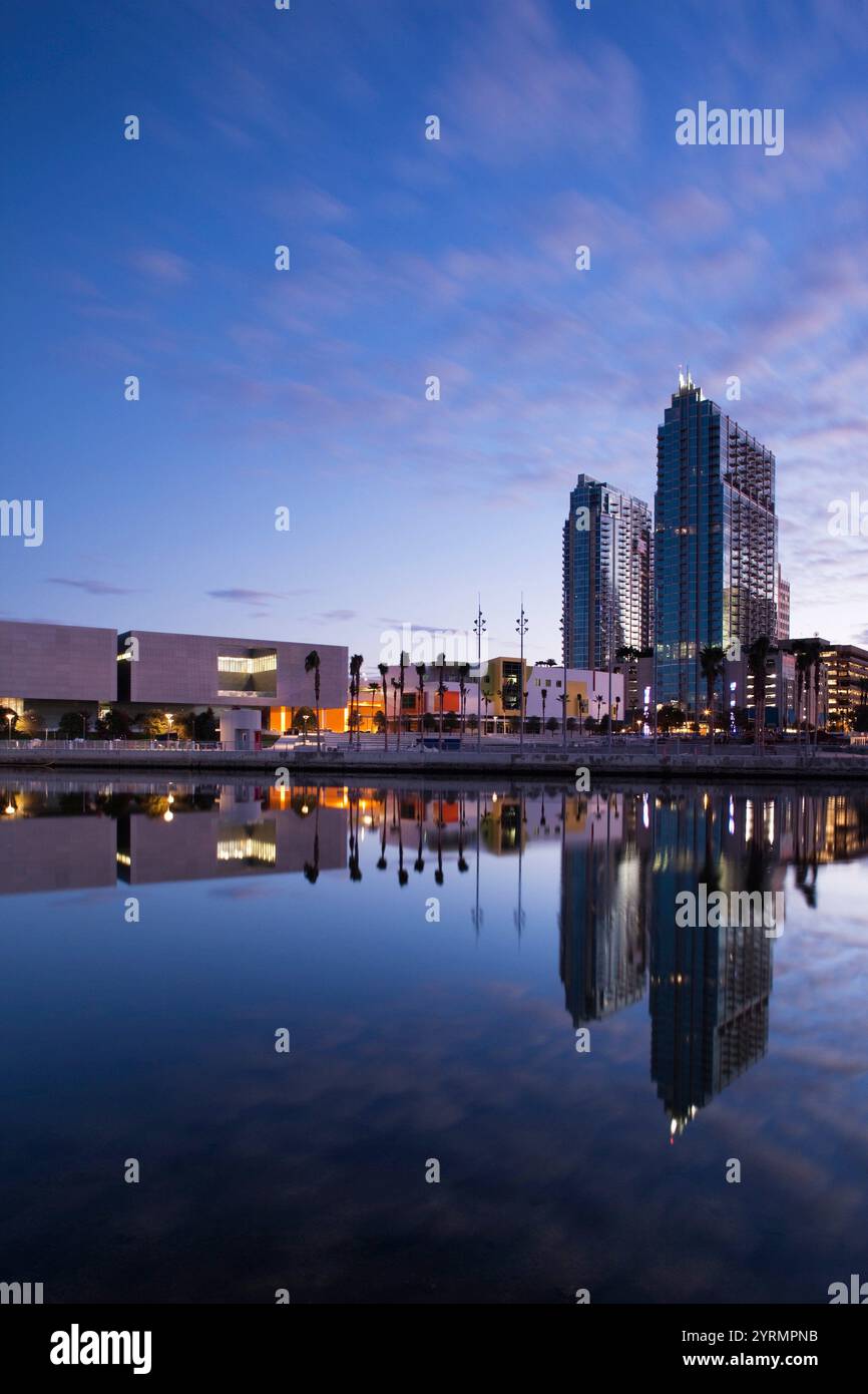 USA, Florida, Tampa, Tampa Museum of Art et les immeubles de grande hauteur, Dawn Banque D'Images