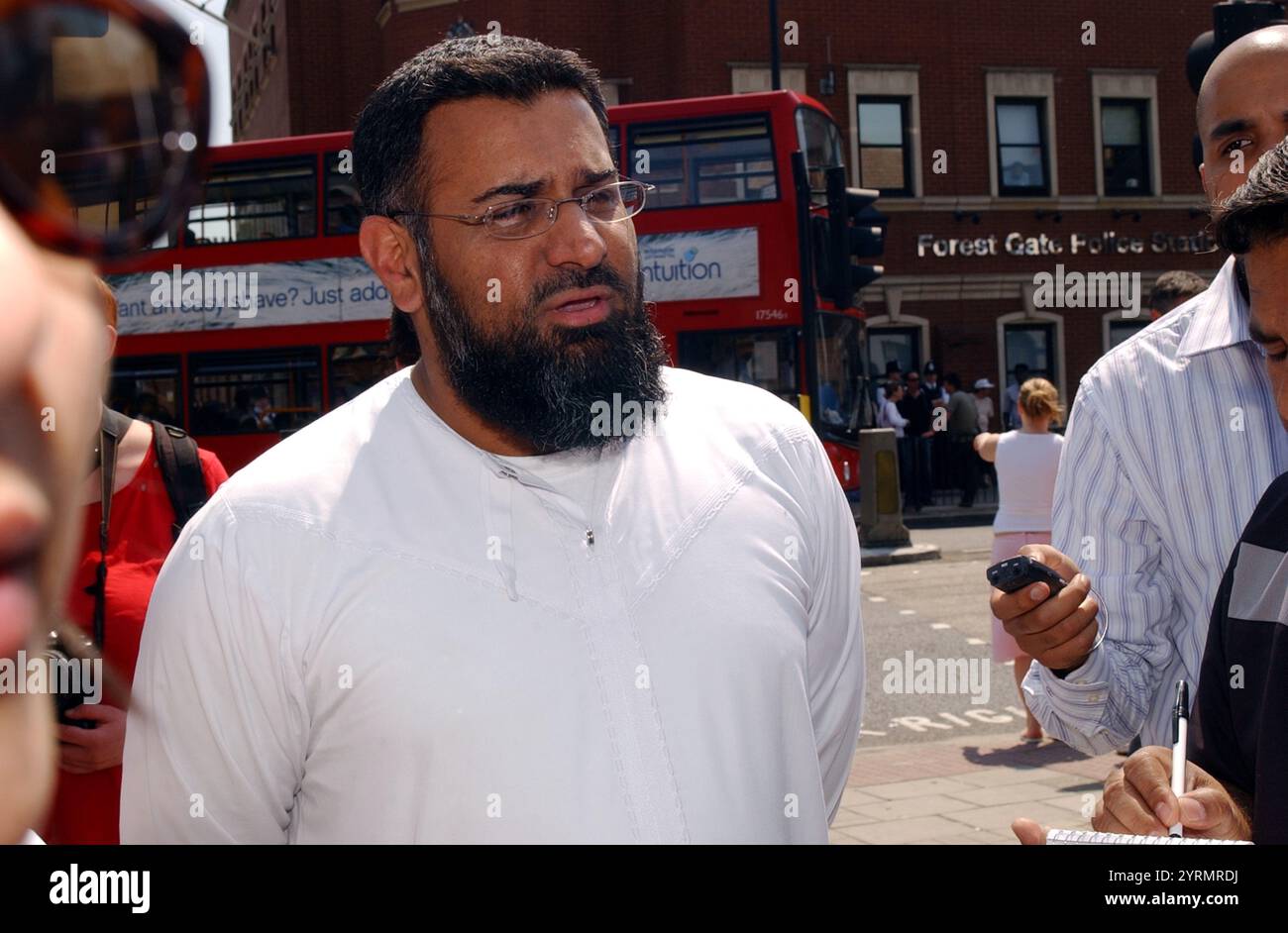 Photographie d'Anjem Choudary (1967-) un militant islamiste et politique britannique reconnu coupable d'avoir invité le soutien d'une organisation interdite, à savoir l'État islamique d'Irak et le Levant, en vertu de la loi de 2000 sur le terrorisme Banque D'Images