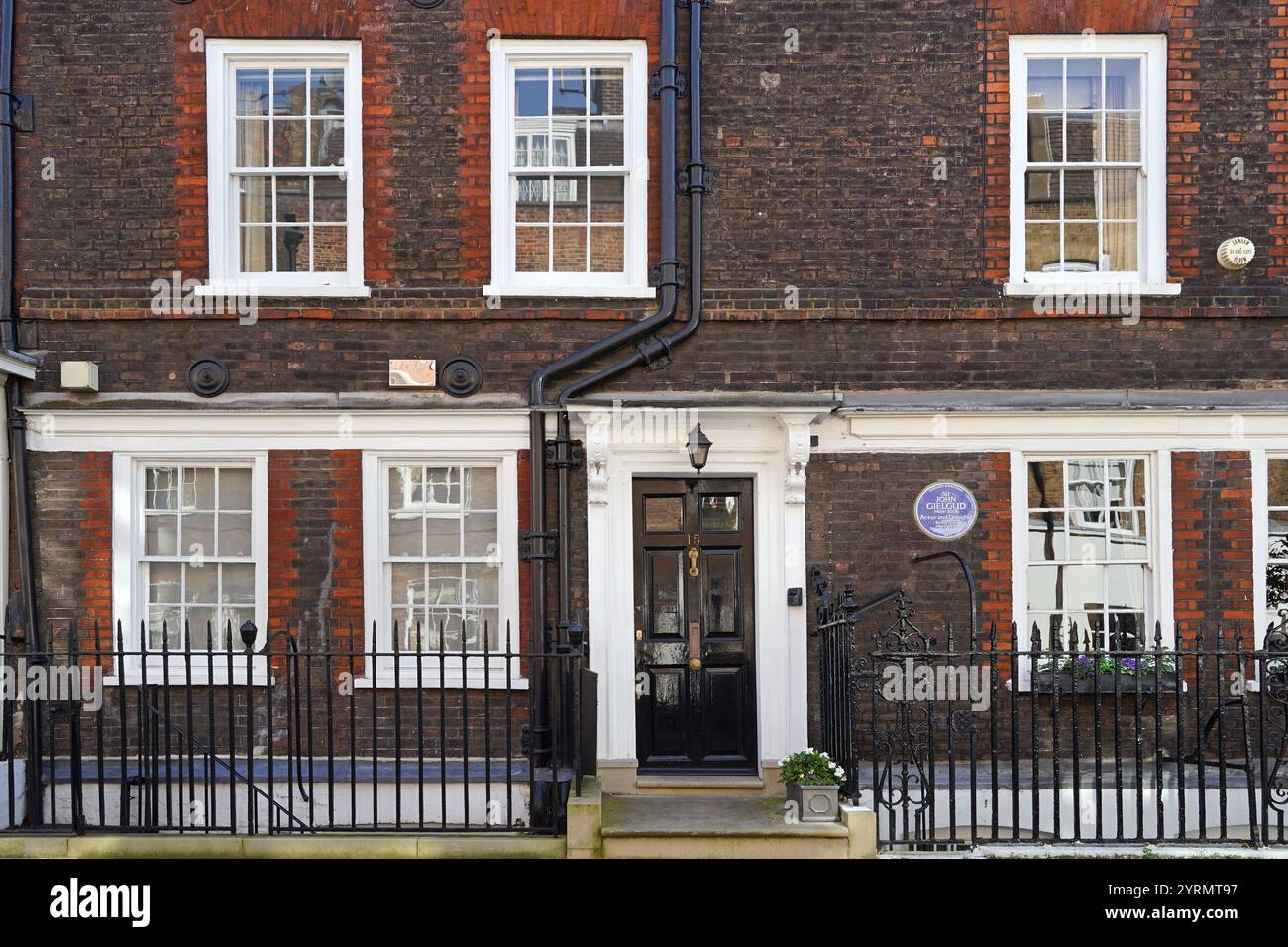 Londres, Royaume-Uni - 18 septembre 2024 : maisons de ville géorgiennes du XVIIIe siècle sur Cowley Street à Westminster, avec une plaque bleue English Heritage marquant la première Banque D'Images