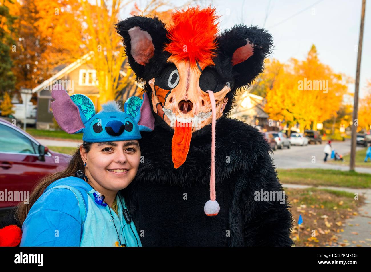 Mari et femme en costume d'halloween se sont adaptés et posant pour le photographe dans une rue de quartier de la classe ouvrière dans la petite ville de Lud, dans le Midwest Banque D'Images