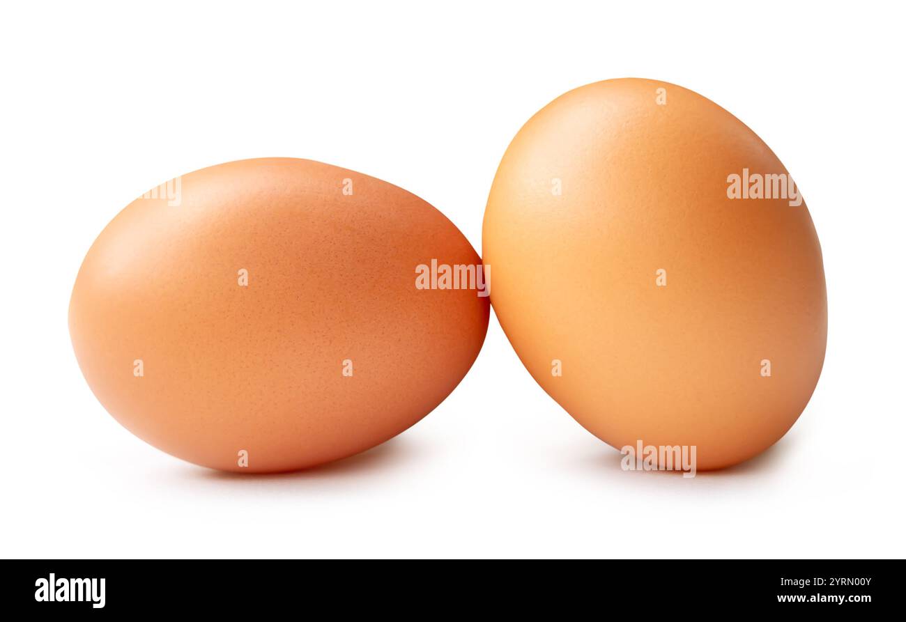 Vue latérale de deux œufs de poule brun frais dans la pile est isolé sur fond blanc avec chemin de découpage. Banque D'Images