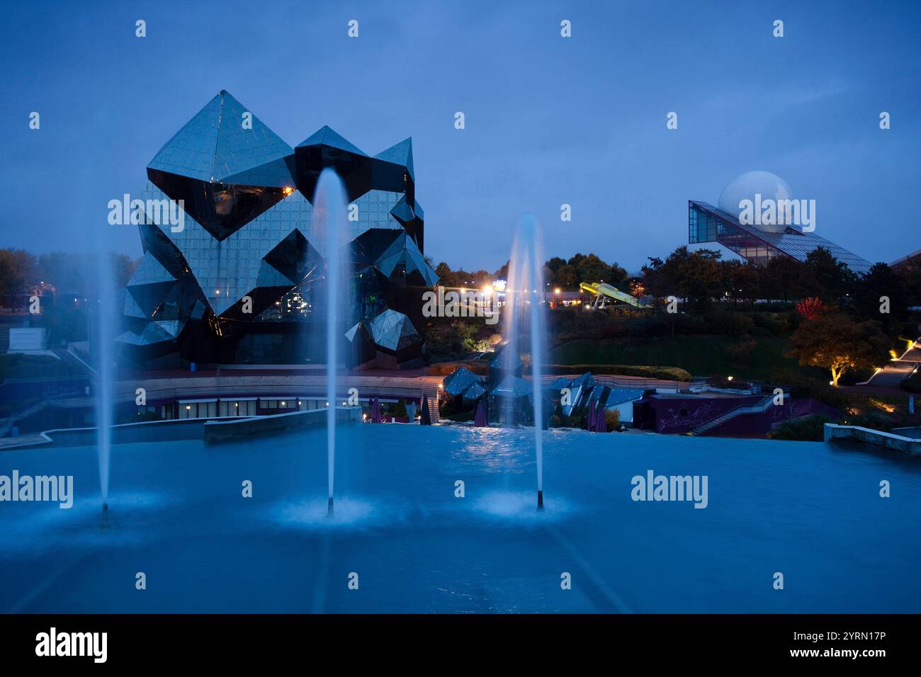 France, Poitou-Charentes, Vienne, Poitiers Futuroscope, parc scientifique, un cinéma IMAX et de fontaines, le soir Banque D'Images
