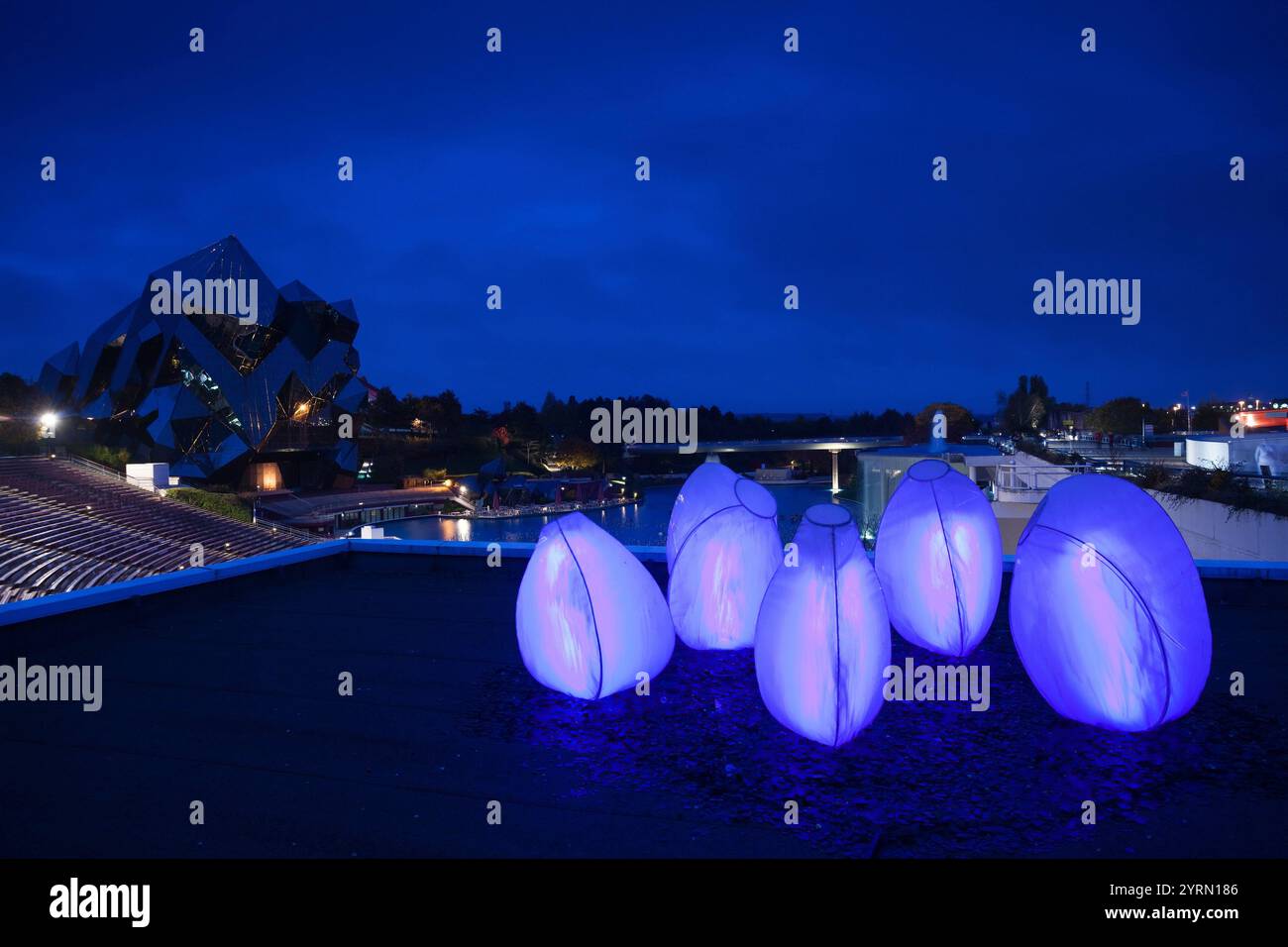 France, Poitou-Charentes, Vienne, Poitiers Futuroscope, Parc Scientifique, CINÉMA IMAX, soir Banque D'Images