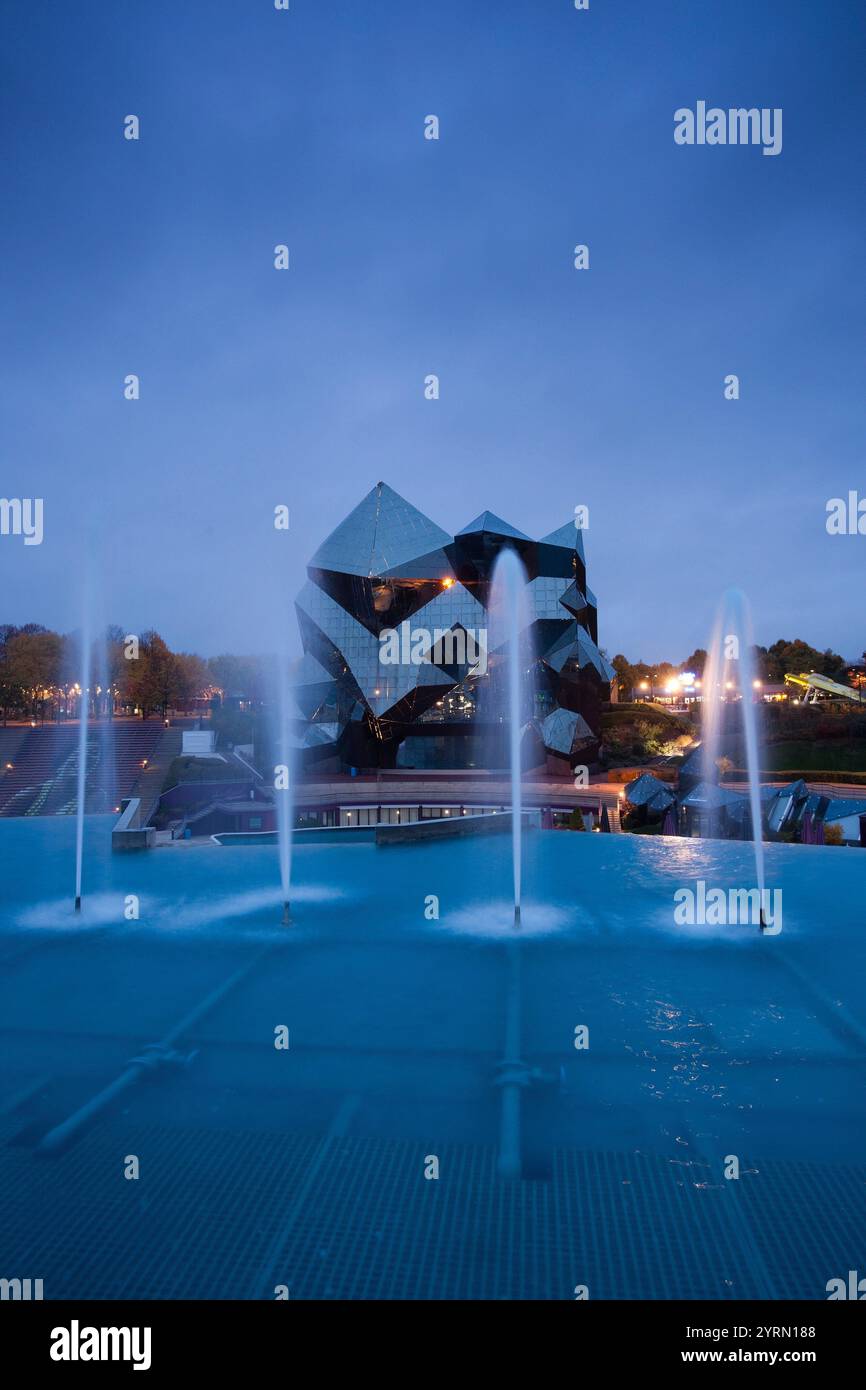 France, Poitou-Charentes, Vienne, Poitiers Futuroscope, parc scientifique, un cinéma IMAX et de fontaines, le soir Banque D'Images