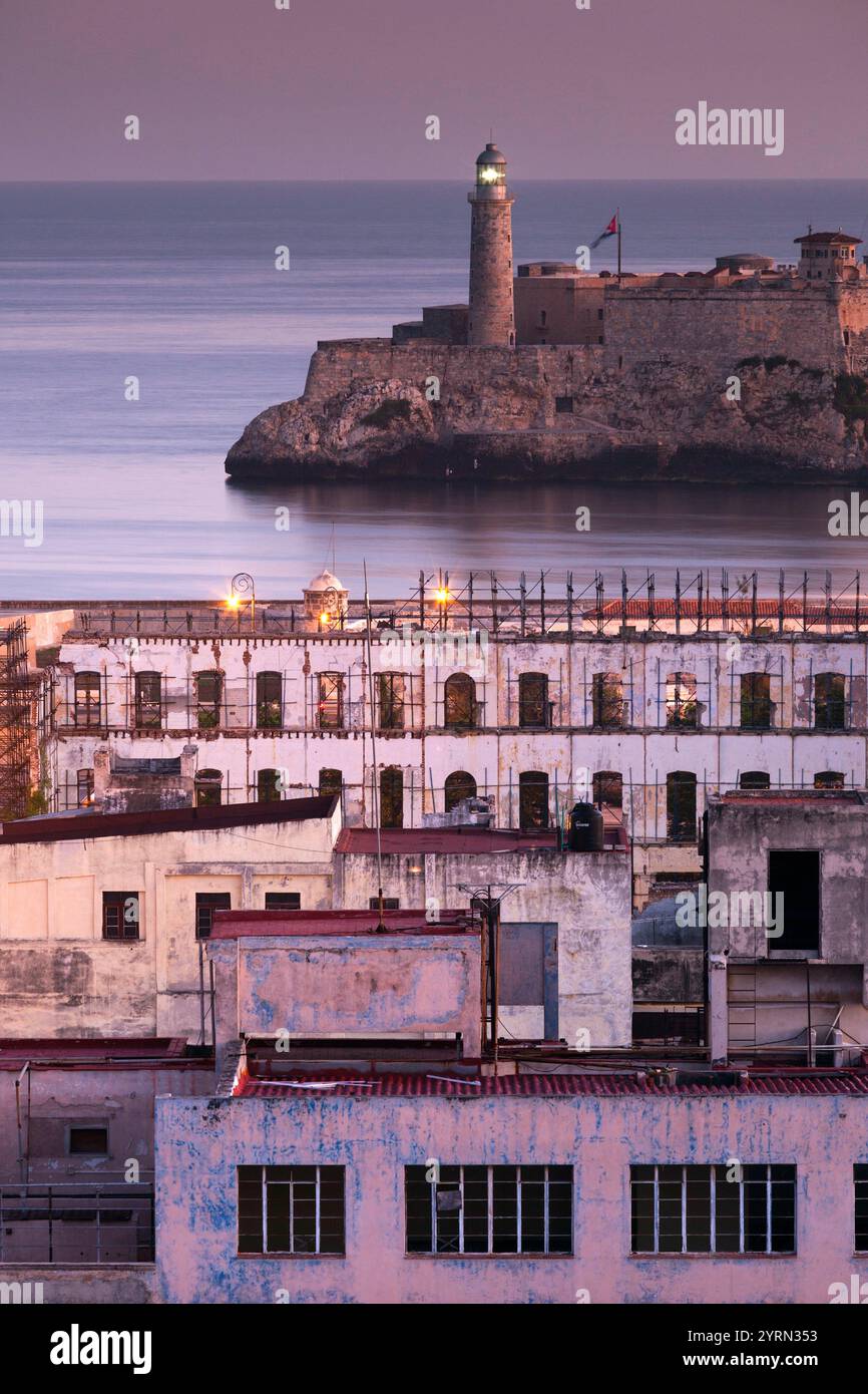 Cuba, La Havane, augmentation de la vue sur la ville au-dessus de Paseo de Marti à Castillo de los Tres Santos Reyes del Morro, Dawn Banque D'Images