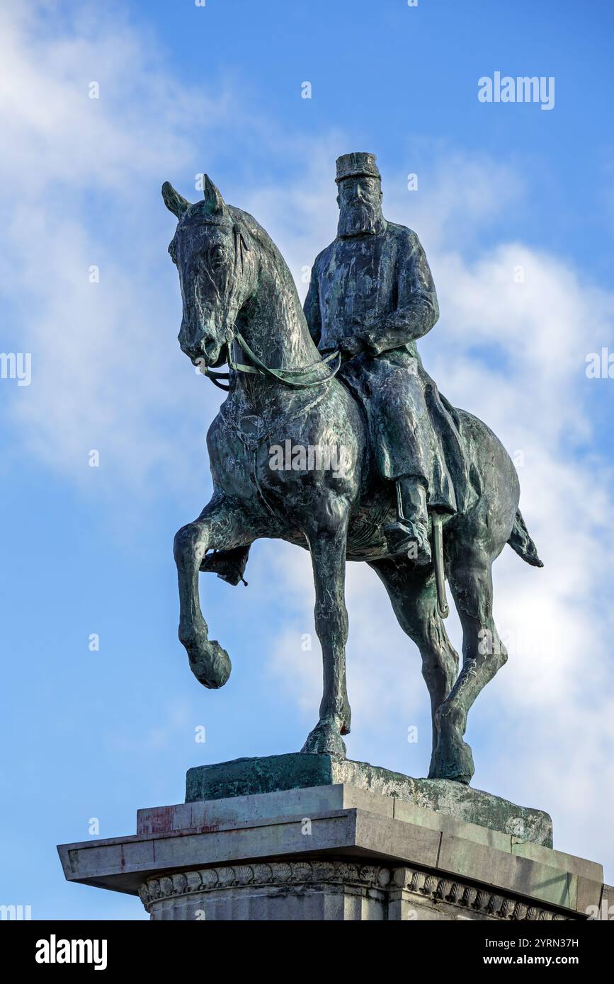 Statue équestre du roi Léopold II près des Galeries royales / Koninklijke Gaanderijen à la station balnéaire Ostende / Ostende, Flandre occidentale, Belgique Banque D'Images