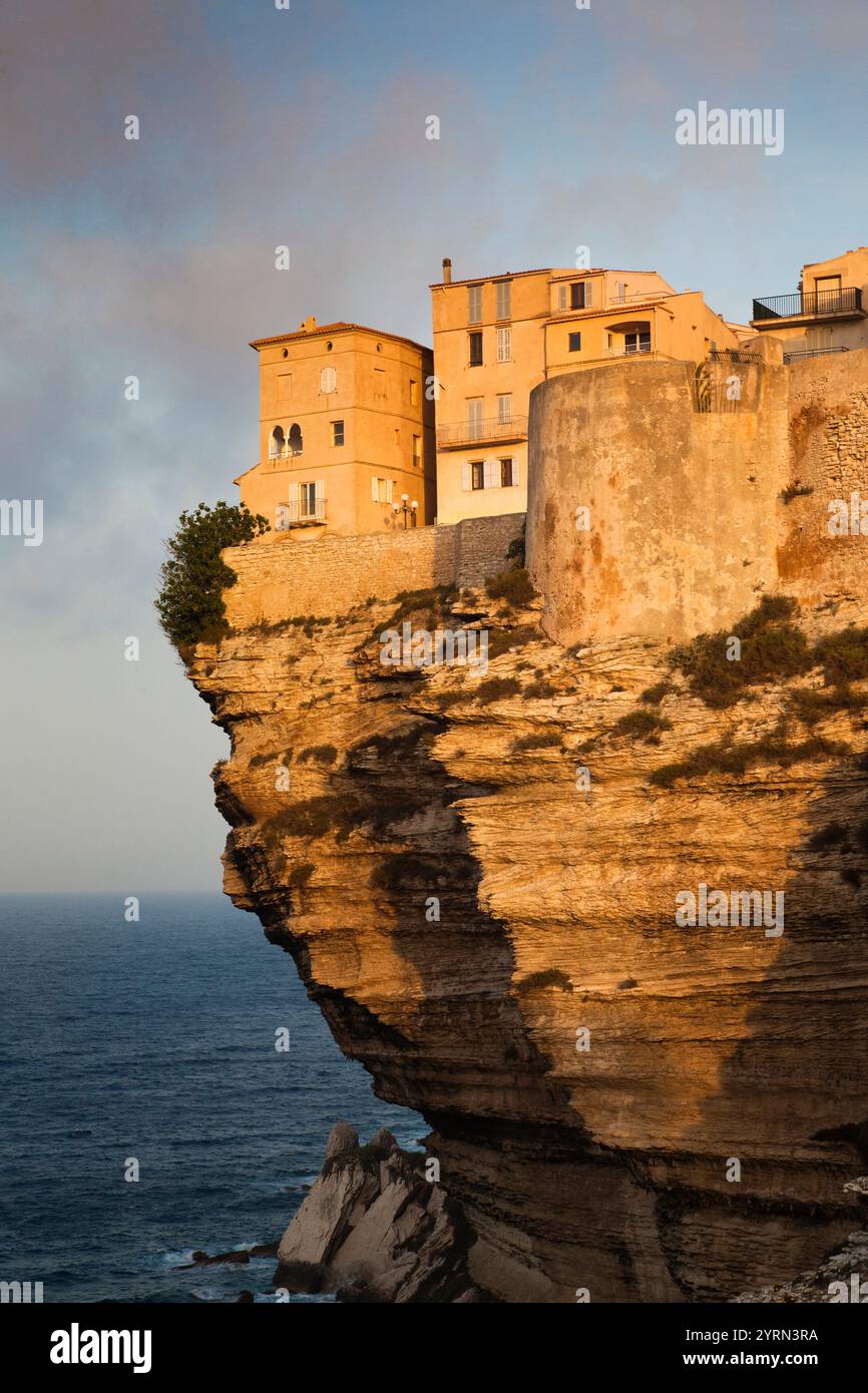 France, Corse, Corse-du-Sud et la région Corse, Côte Sud, Bonifacio, maisons perché, Dawn Banque D'Images