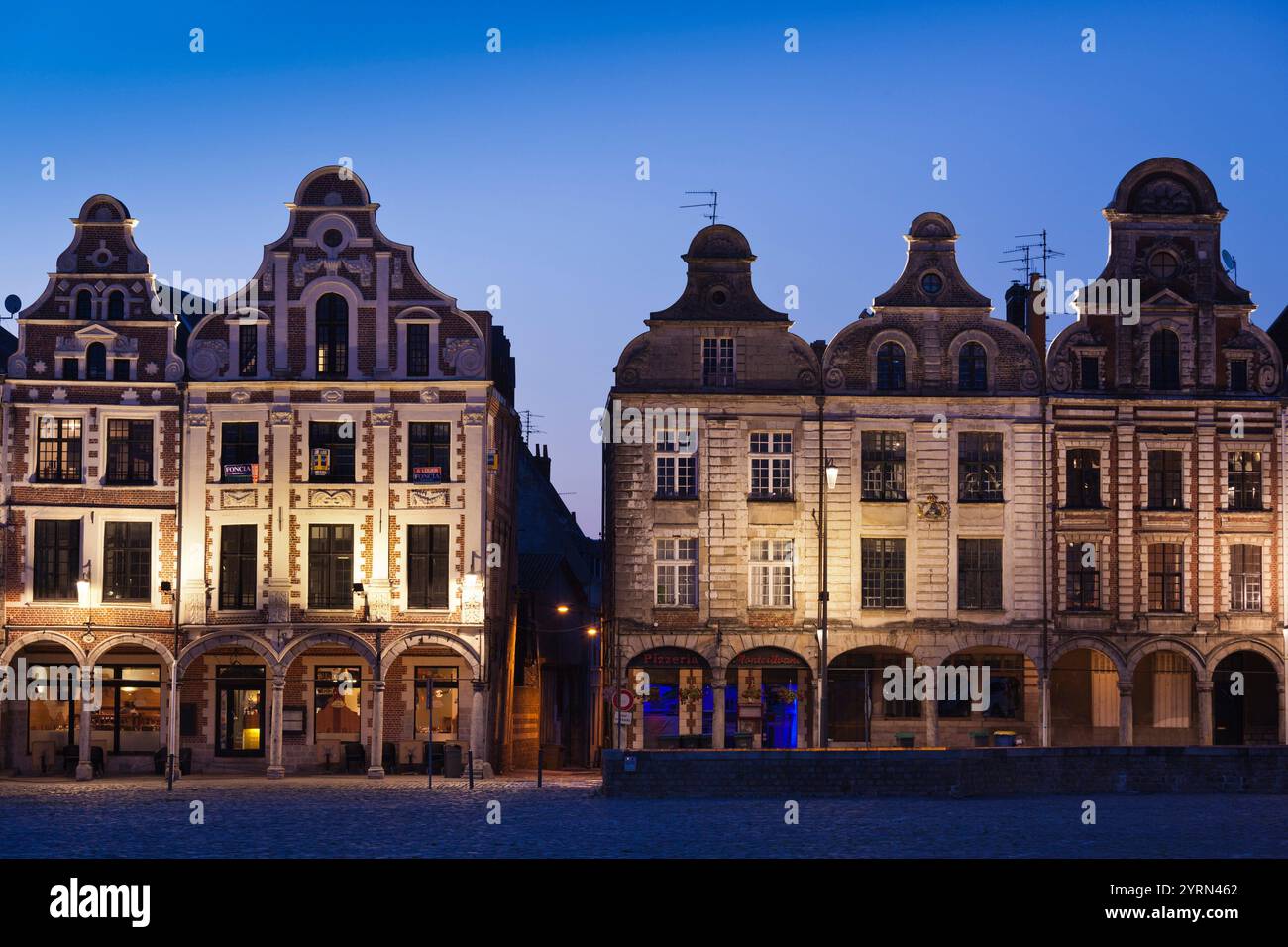 France, Nord-Pas de Calais, Pas de Calais, Arras, Grand Place, dusk bâtiments Banque D'Images