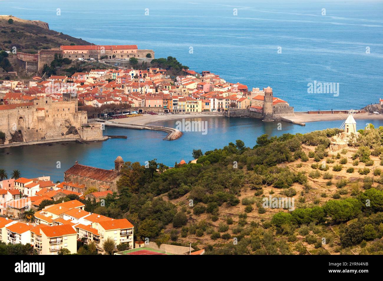 France, Languedoc-Roussillon, Pyrennes-Orientales, Département de la Côte Vermeille, Collioure, aperçu ville, jour Banque D'Images