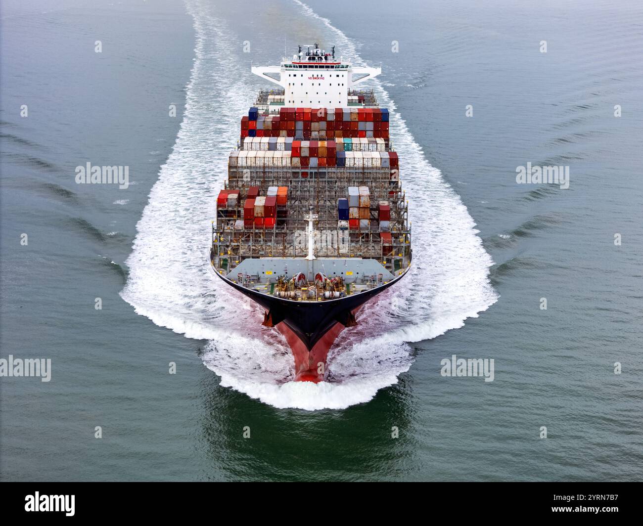 Vue aérienne frontale du porte-conteneurs Maersk Gibraltar naviguant à grande vitesse. Banque D'Images