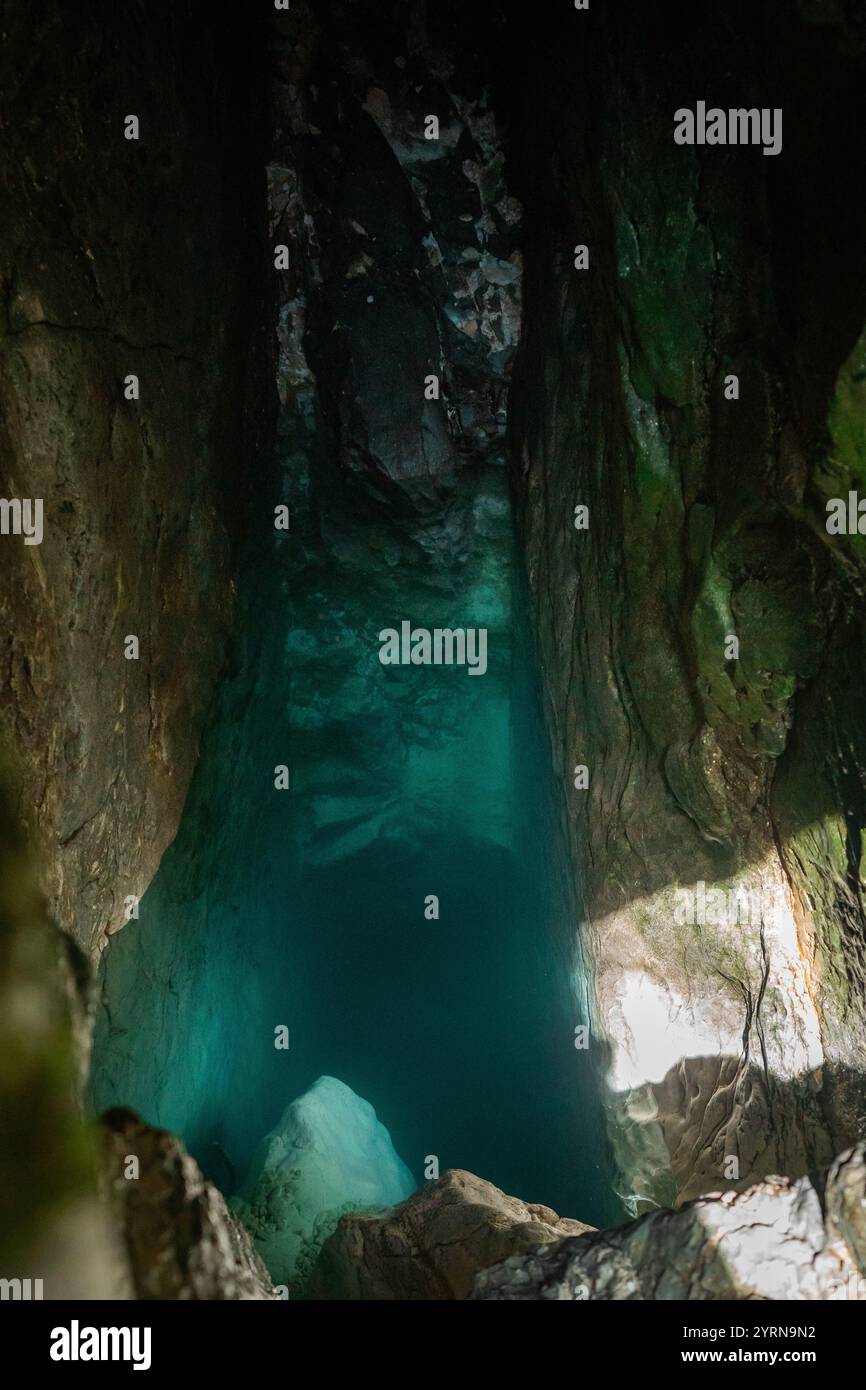 Source de la rivière sauvage Soča dans le parc national du Triglav en Slovénie est vraiment enchanté et magique endroit. Banque D'Images