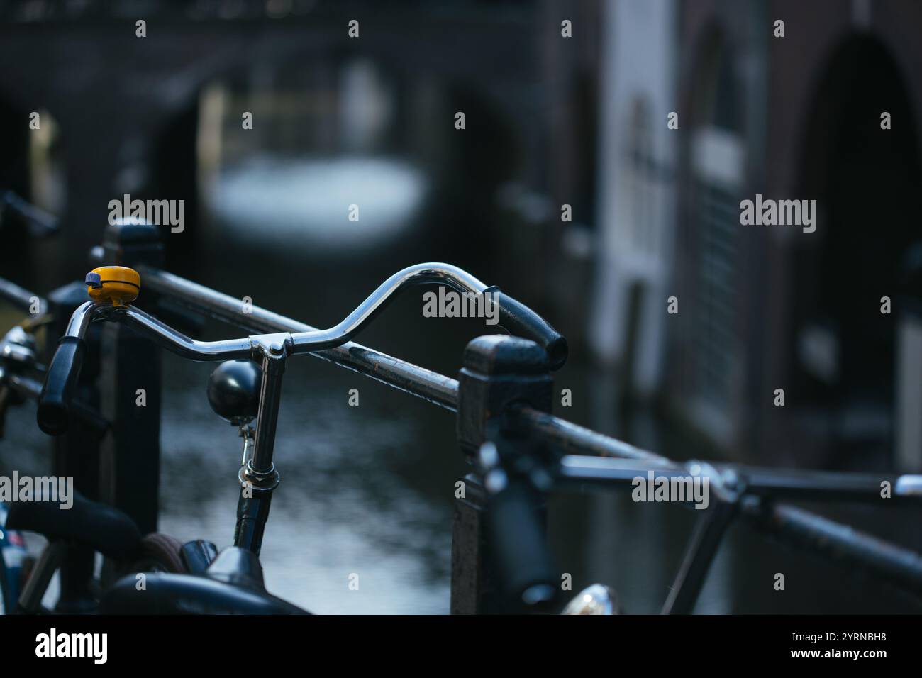 Utrecht, pays-Bas, vélo garé au bord du canal Banque D'Images