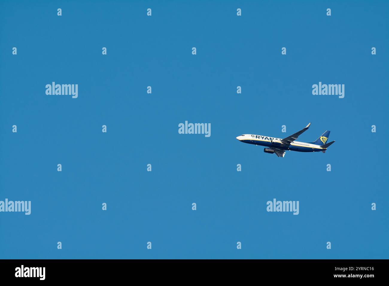Marseille, France - 04 décembre 2024 : un avion de Ryanair volant haut avec son train d'atterrissage rentré. Le ciel bleu clair sert de BA parfait Banque D'Images
