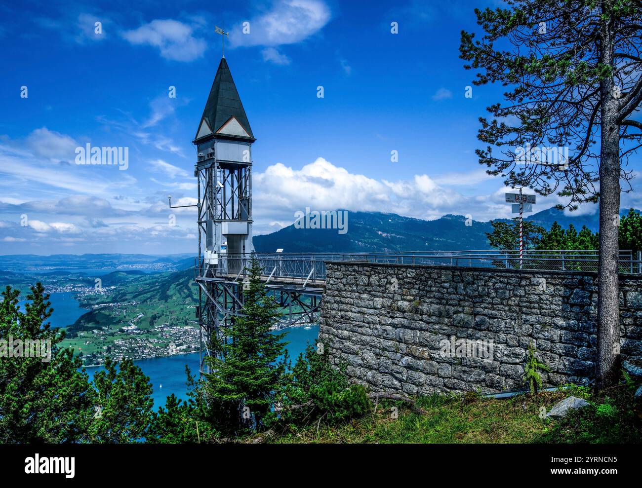 Ascenseur Hammetschwand, vue sur le lac de Lucerne et les montagnes alpines, canton de Nidwald, Suisse Banque D'Images