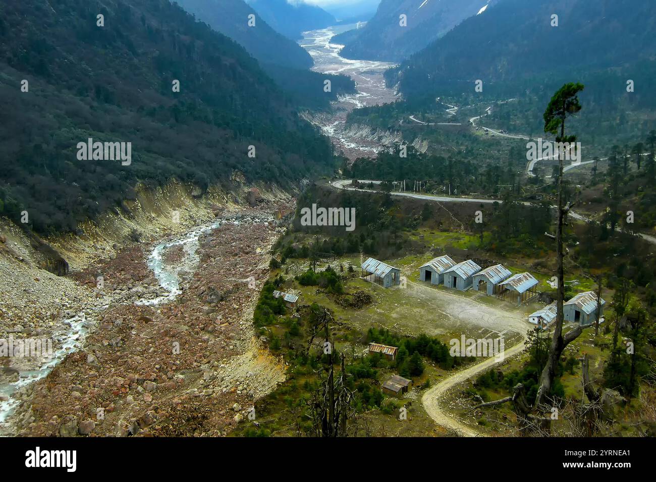 Rivière Lachung qui traverse la vallée de Yumthang ou le sanctuaire de la vallée de Sikkim des fleurs, montagnes de l'Himalaya au nord de Sikkim, Inde.Vallée des fleurs. Banque D'Images