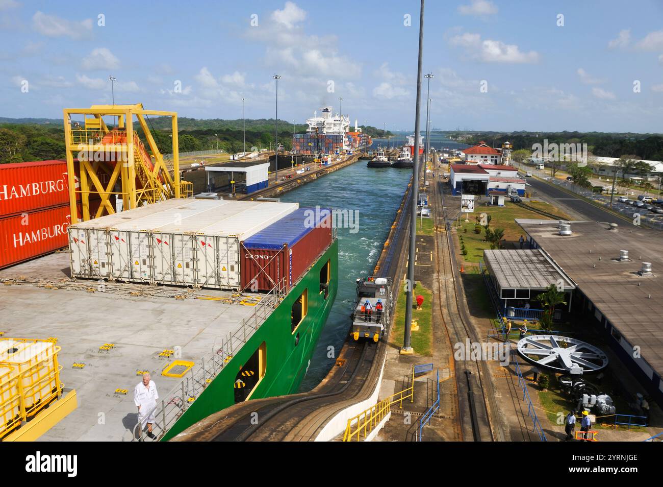 Porte-conteneurs traversant les écluses de Gatun du canal de Panama, République du Panama, Amérique centrale Banque D'Images