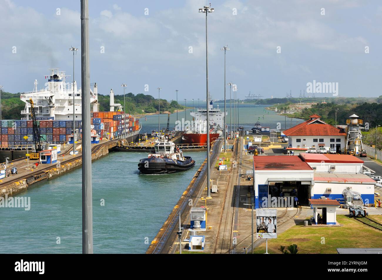 Remorqueur traversant les écluses de Gatun du canal de Panama, République du Panama, Amérique centrale Banque D'Images