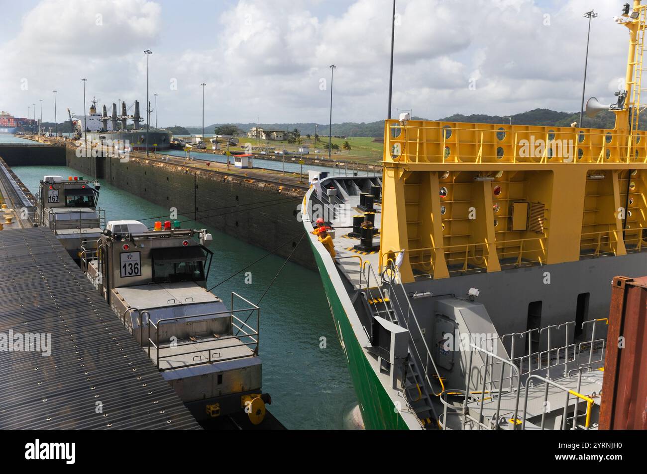 Porte-conteneurs traversant les écluses de Gatun du canal de Panama, République du Panama, Amérique centrale Banque D'Images