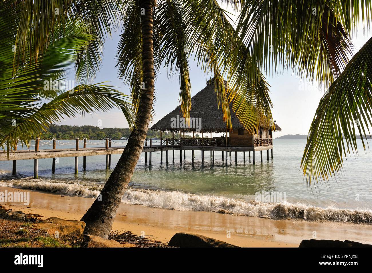 Bar et restaurant sur pilotis, hôtel Playa Tortuga, île de Colon, archipel de Bocas del Toro, République du Panama, Amérique centrale Banque D'Images