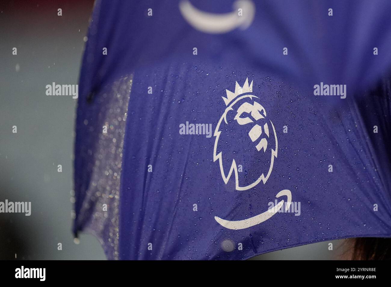 Premier League et Amazon Prime branding sur un parapluie à Villa Park, Birmingham. Date de la photo : mercredi 4 décembre 2024. Banque D'Images