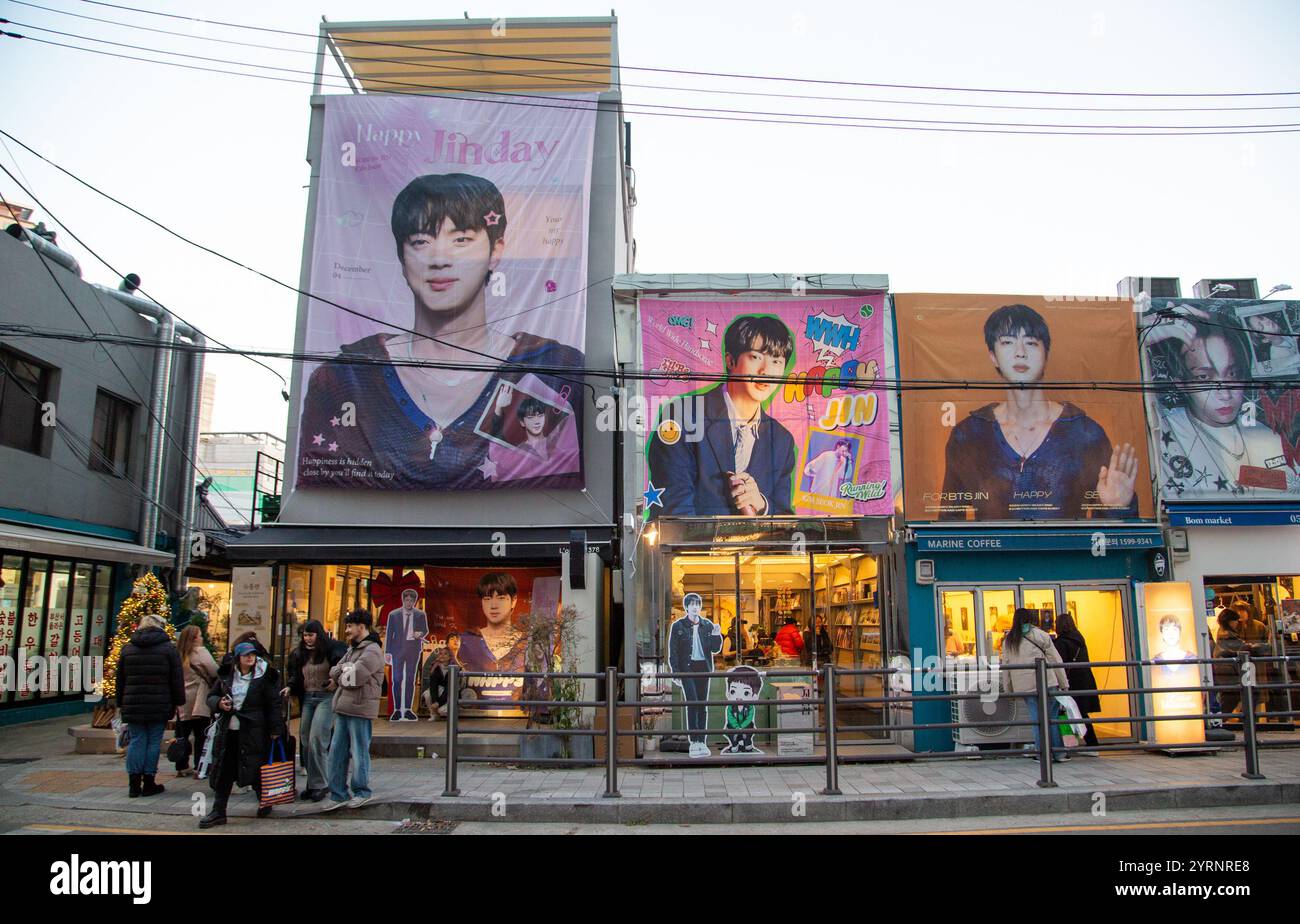 Anniversaire de BTS Jin, 4 décembre 2024 : cafés décorés pour célébrer l'anniversaire de Jin, membre de BTS, à Séoul, Corée du Sud. Jin a eu 32 ans le 4 décembre. Crédit : Lee Jae-won/AFLO/Alamy Live News Banque D'Images