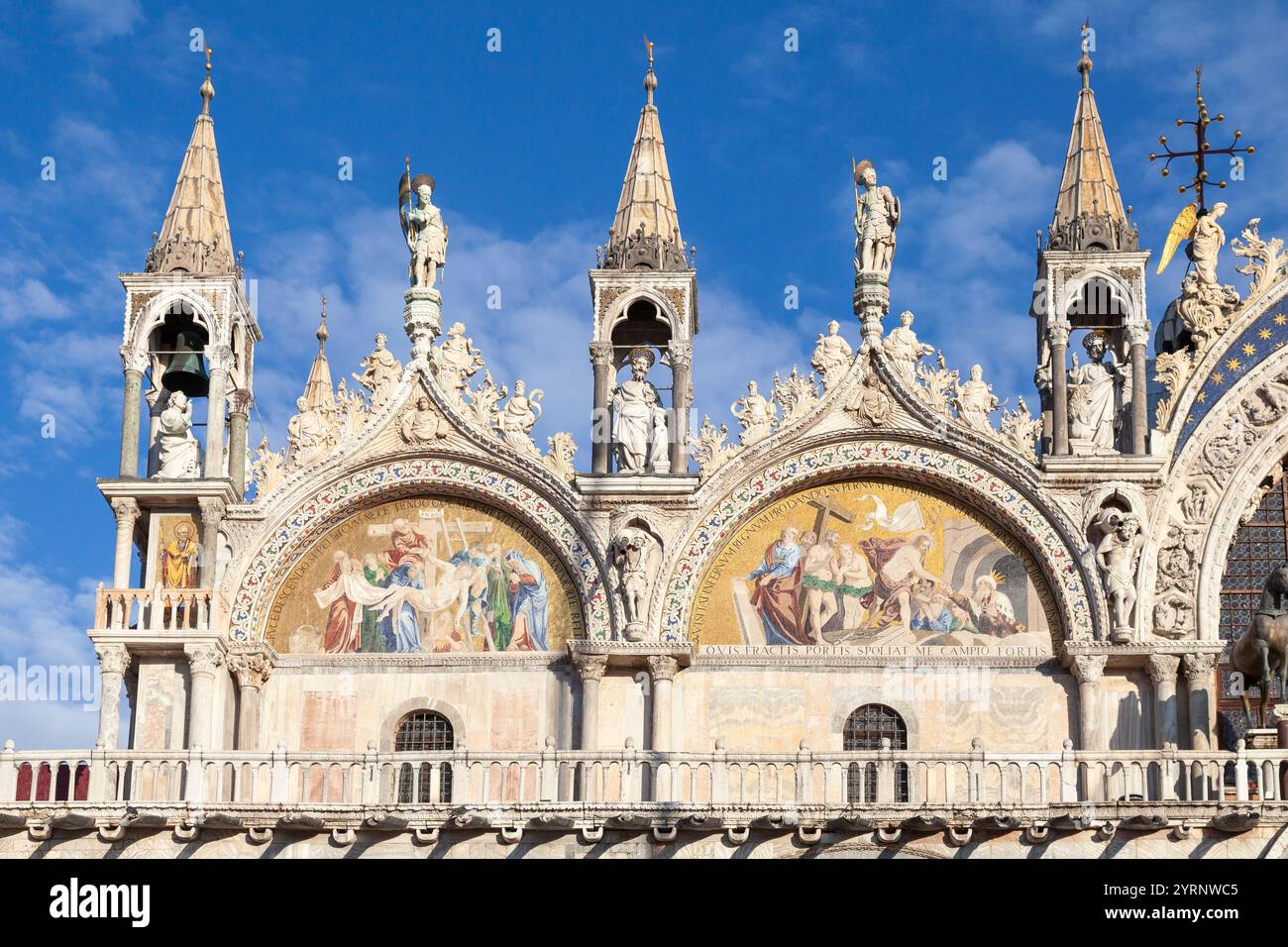 Détail de mosaïques et sculptures, architecture gothique byzantine et italienne de la Basilique Saint-Marc, Cathédrale Saint-Marc, Venise, Italie Banque D'Images