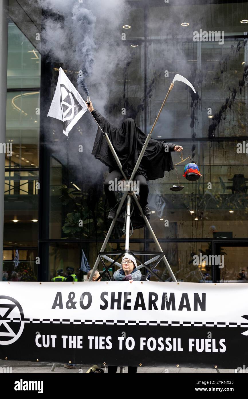 Manifestation contre la rébellion d'extinction à A&O Shearman, Londres, 04/12/24 Banque D'Images