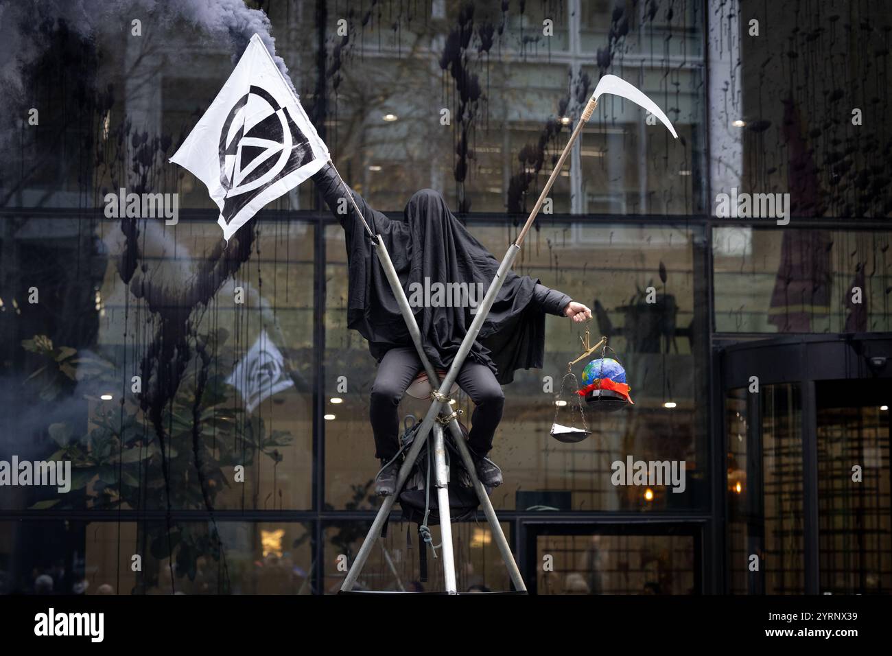 Manifestation contre la rébellion d'extinction à A&O Shearman, Londres, 04/12/24 Banque D'Images