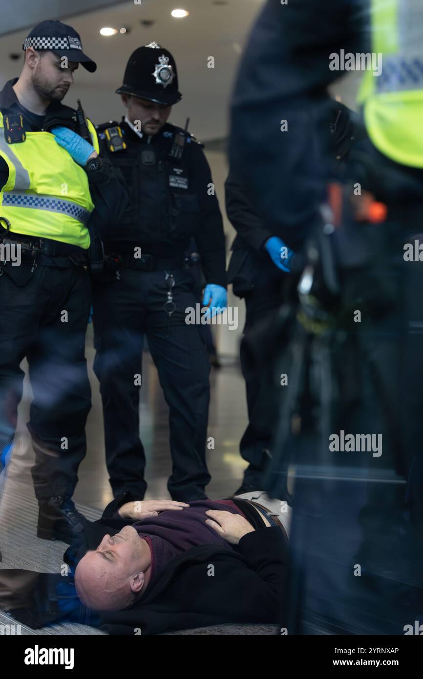 Manifestation contre la rébellion d'extinction à A&O Shearman, Londres, 04/12/24 Banque D'Images
