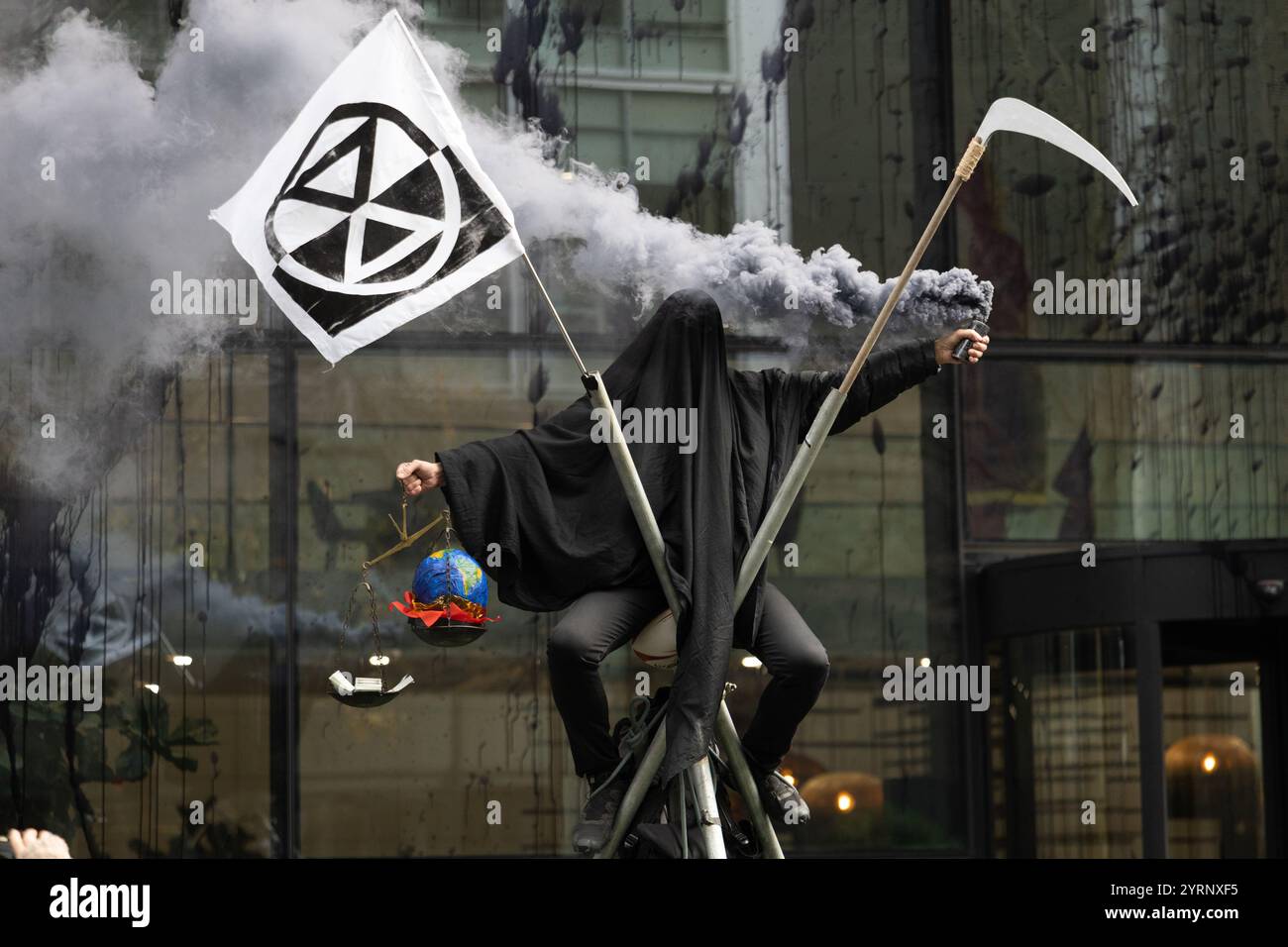 Manifestation contre la rébellion d'extinction à A&O Shearman, Londres, 04/12/24 Banque D'Images