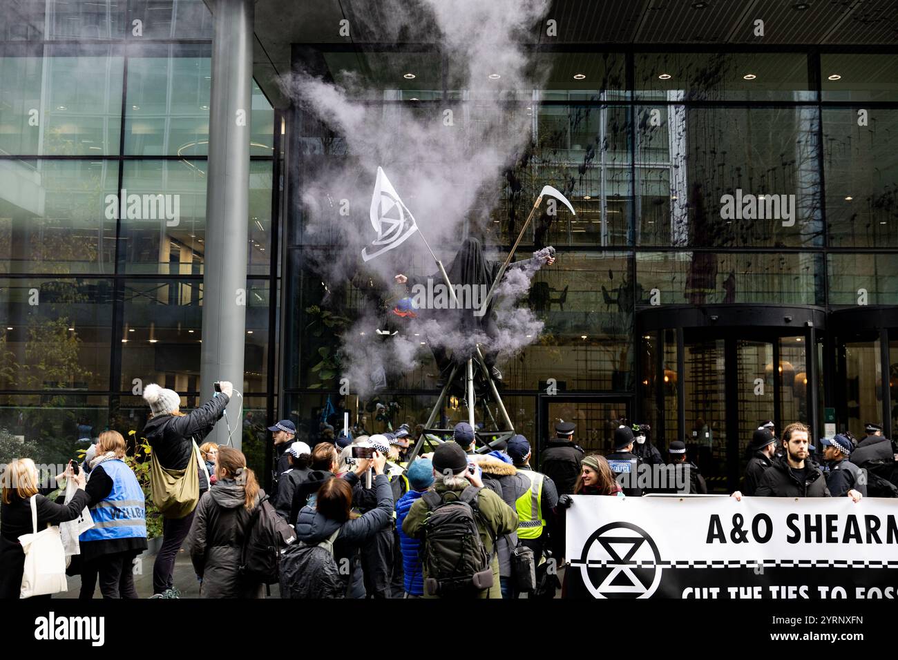 Manifestation contre la rébellion d'extinction à A&O Shearman, Londres, 04/12/24 Banque D'Images