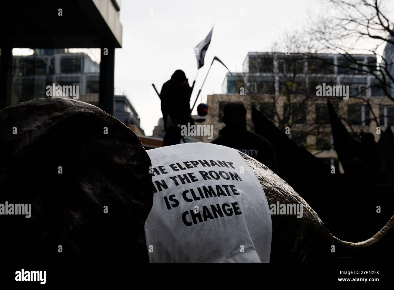 Manifestation contre la rébellion d'extinction à A&O Shearman, Londres, 04/12/24 Banque D'Images